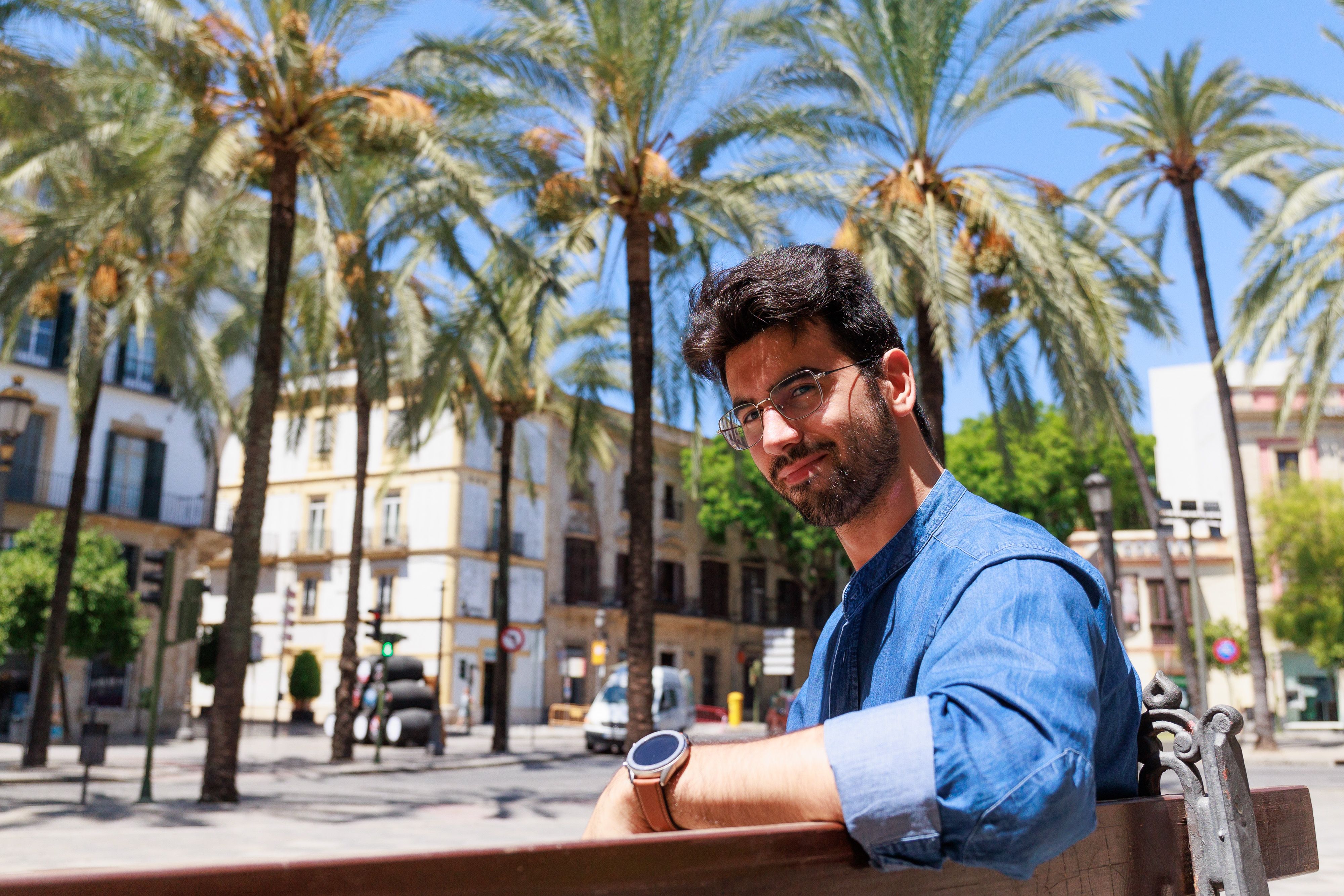 El maestro Juan José Sevilla Valencia, tras la entrevista.