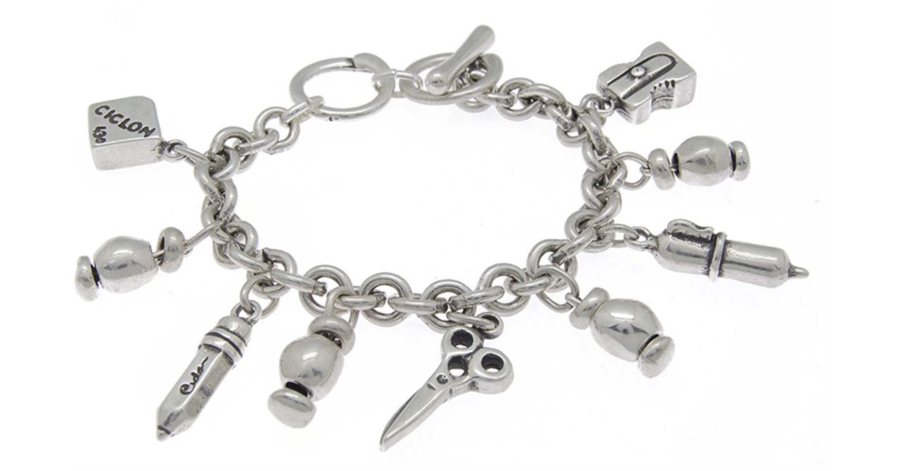 En la imagen, el modelo Pulsera Profe, con elementos propios del cole.