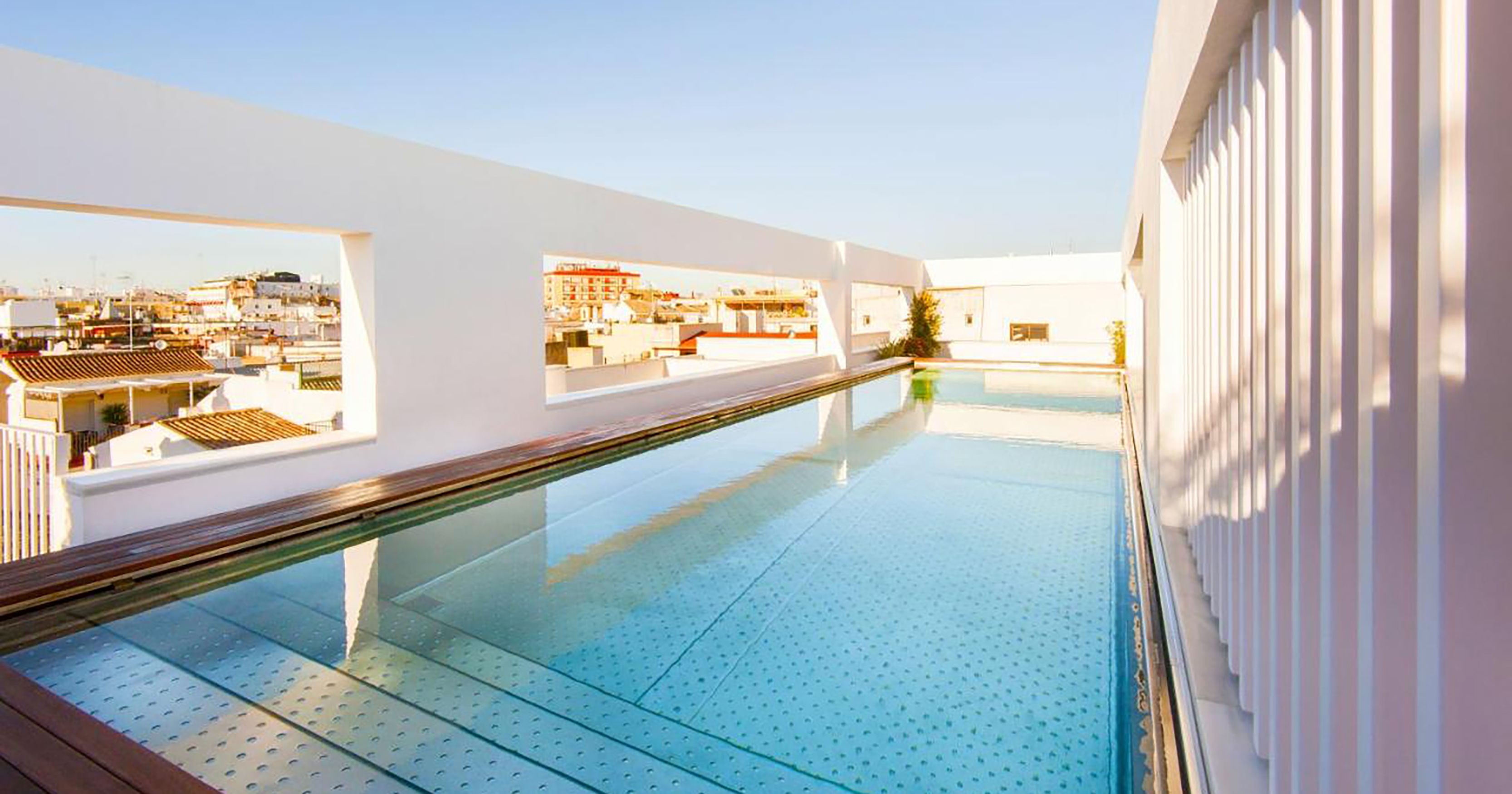¿Cuáles son los hoteles más exclusivos y singulares de Sevilla? Condé Nast Travellers los selecciona. En la imagen, la piscina ubicada en los alto del Hotel Mercer en el Arenal.