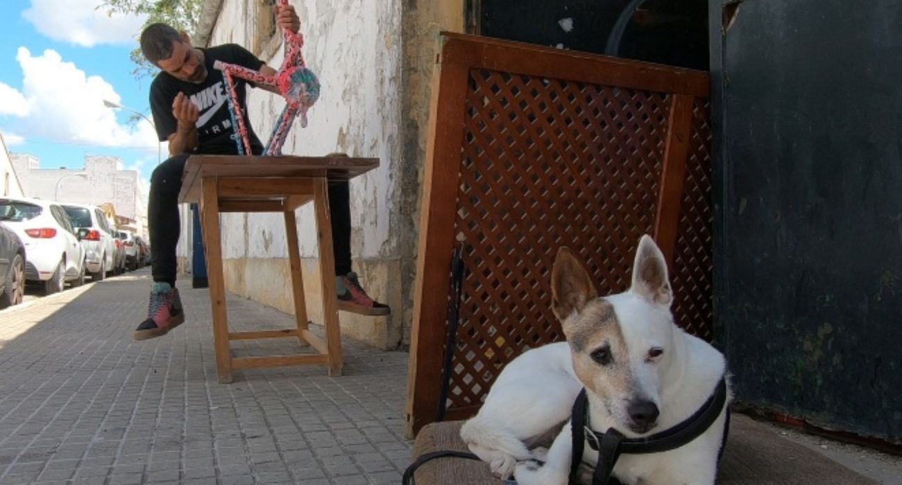 Entrada de la bodega de la calle Muro que está a disposición de artistas y artesanos en Jerez.