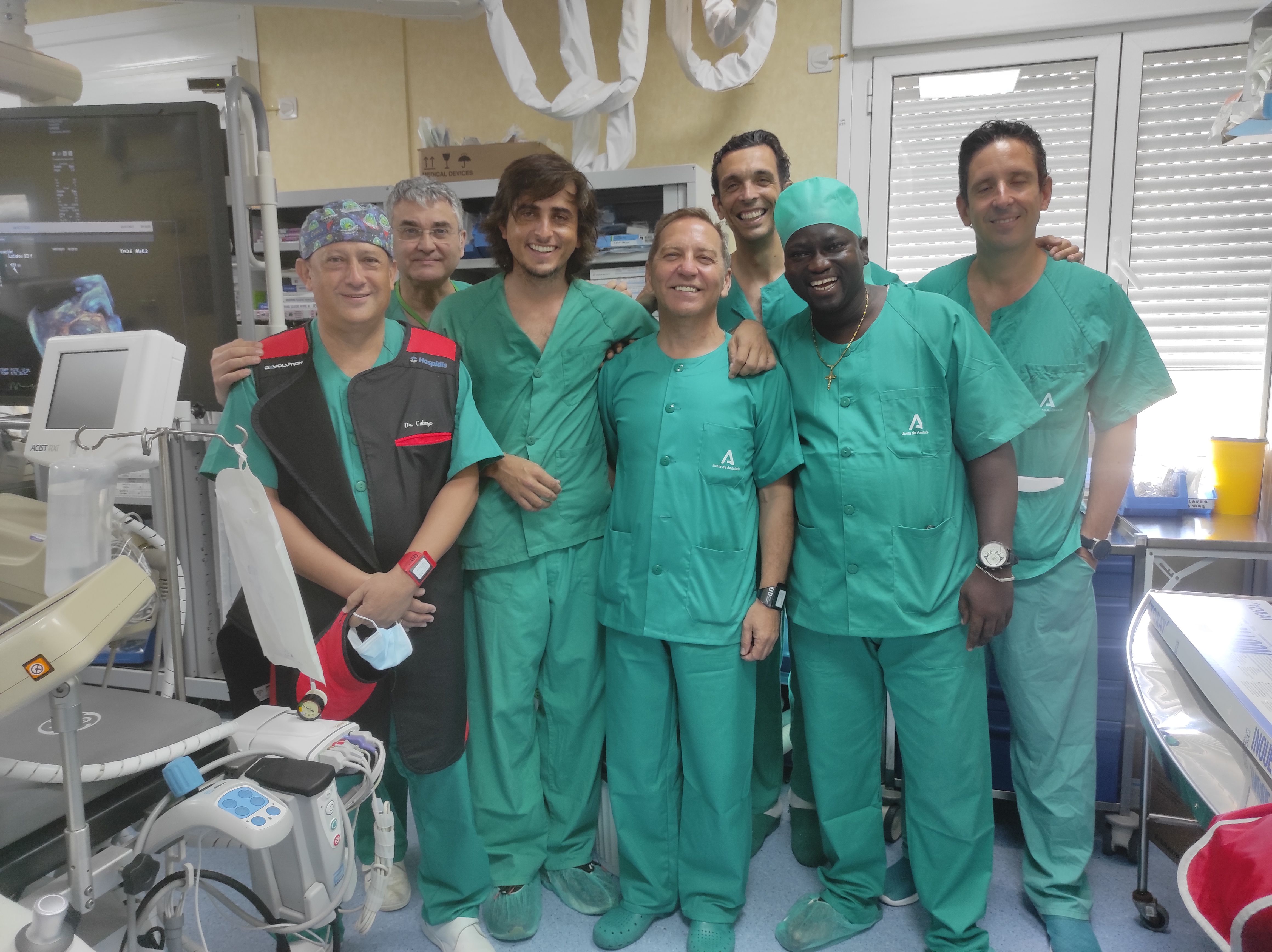 El equipo médico que realizó la intervención al chico guineano en el Hospital Puerta del Mar de Cádiz.