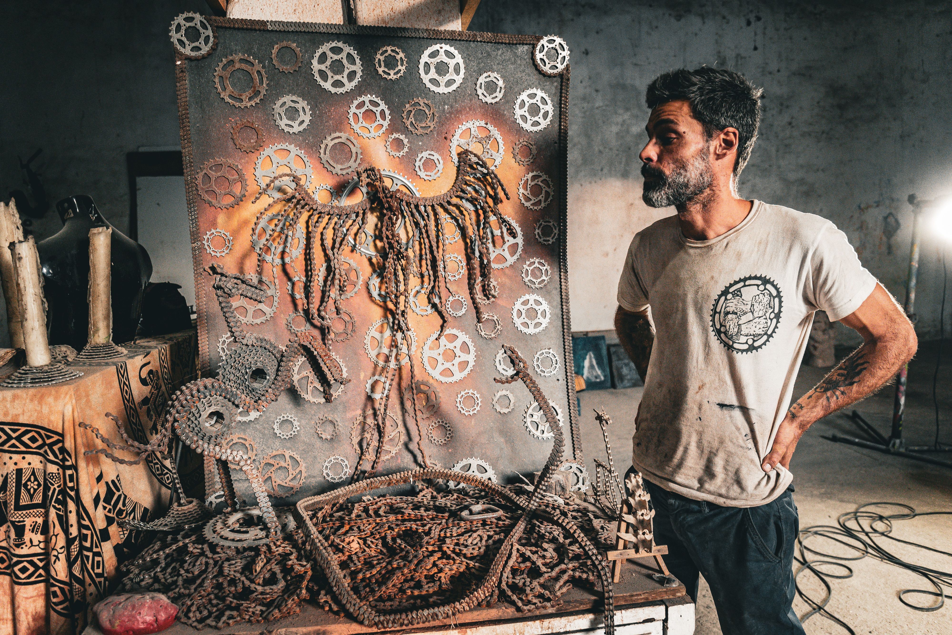 Andrés Saldaña junto a aluna de sus creaciones realizadas con cadenas. JUAN CARLOS TORO