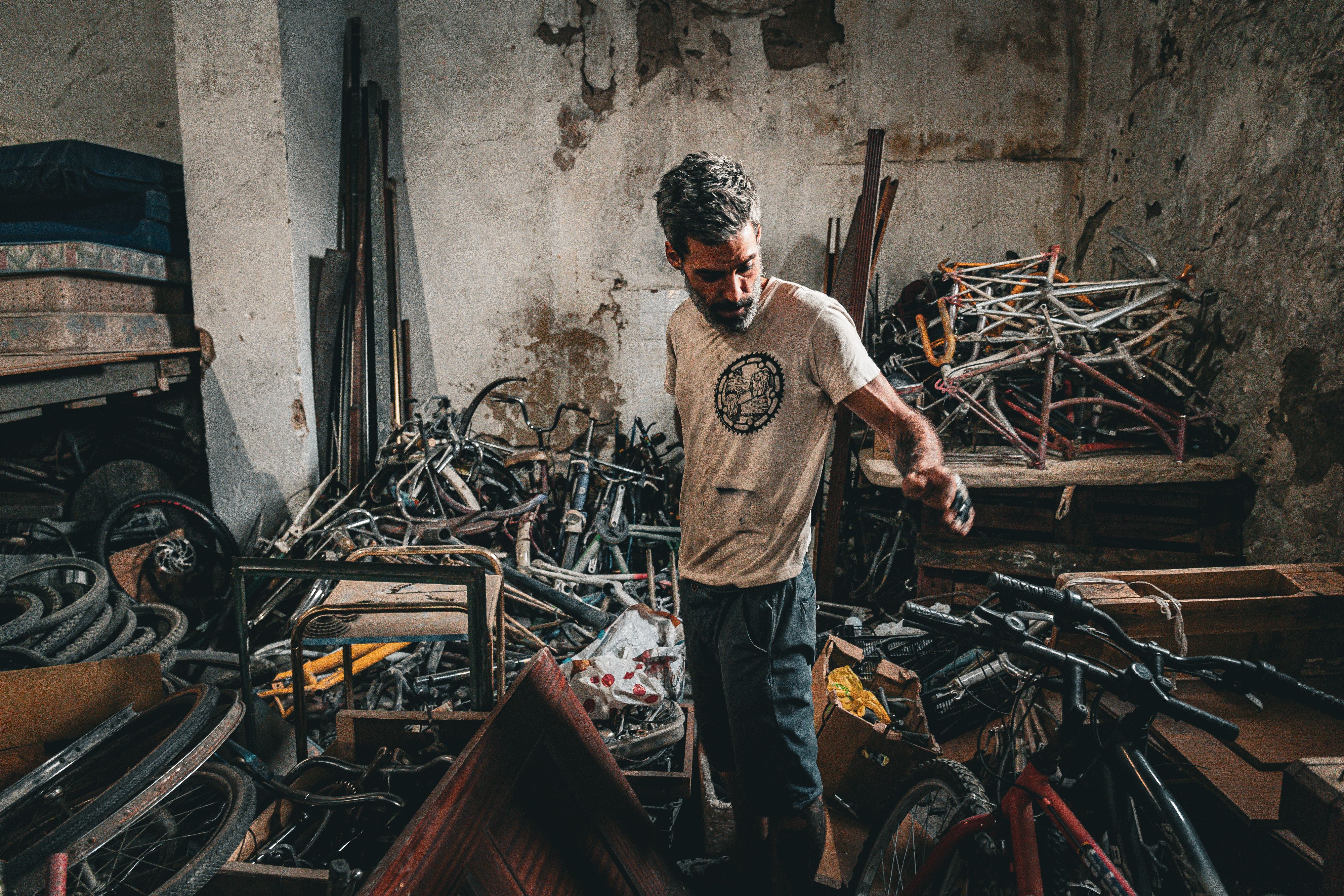 Memba entre cientos de cuadros de bicicletas en su taller de calle Muro. JUAN CARLOS TORO