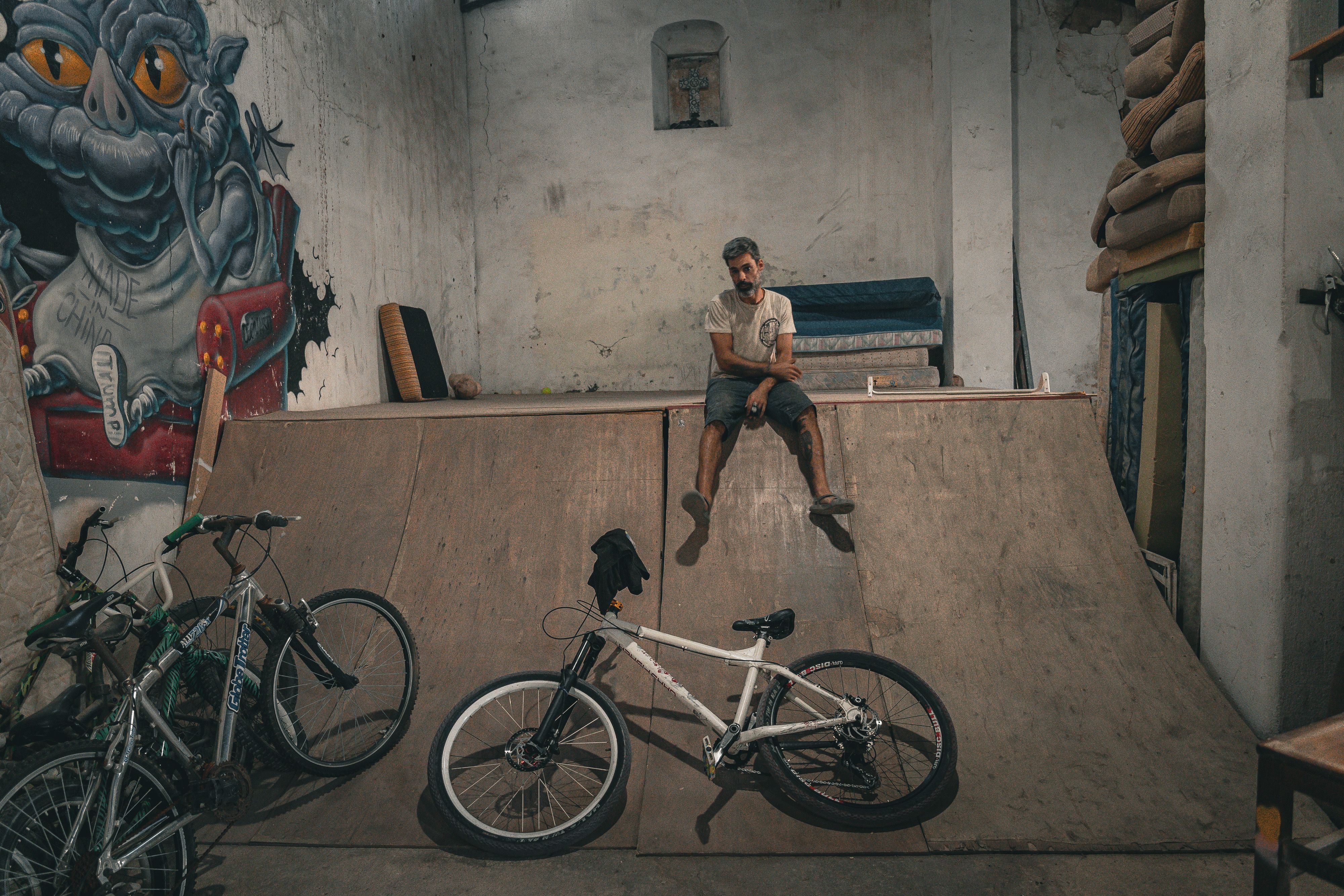 Andrés Saldaña en la rampa que tiene en su taller.    JUAN CARLOS TORO 