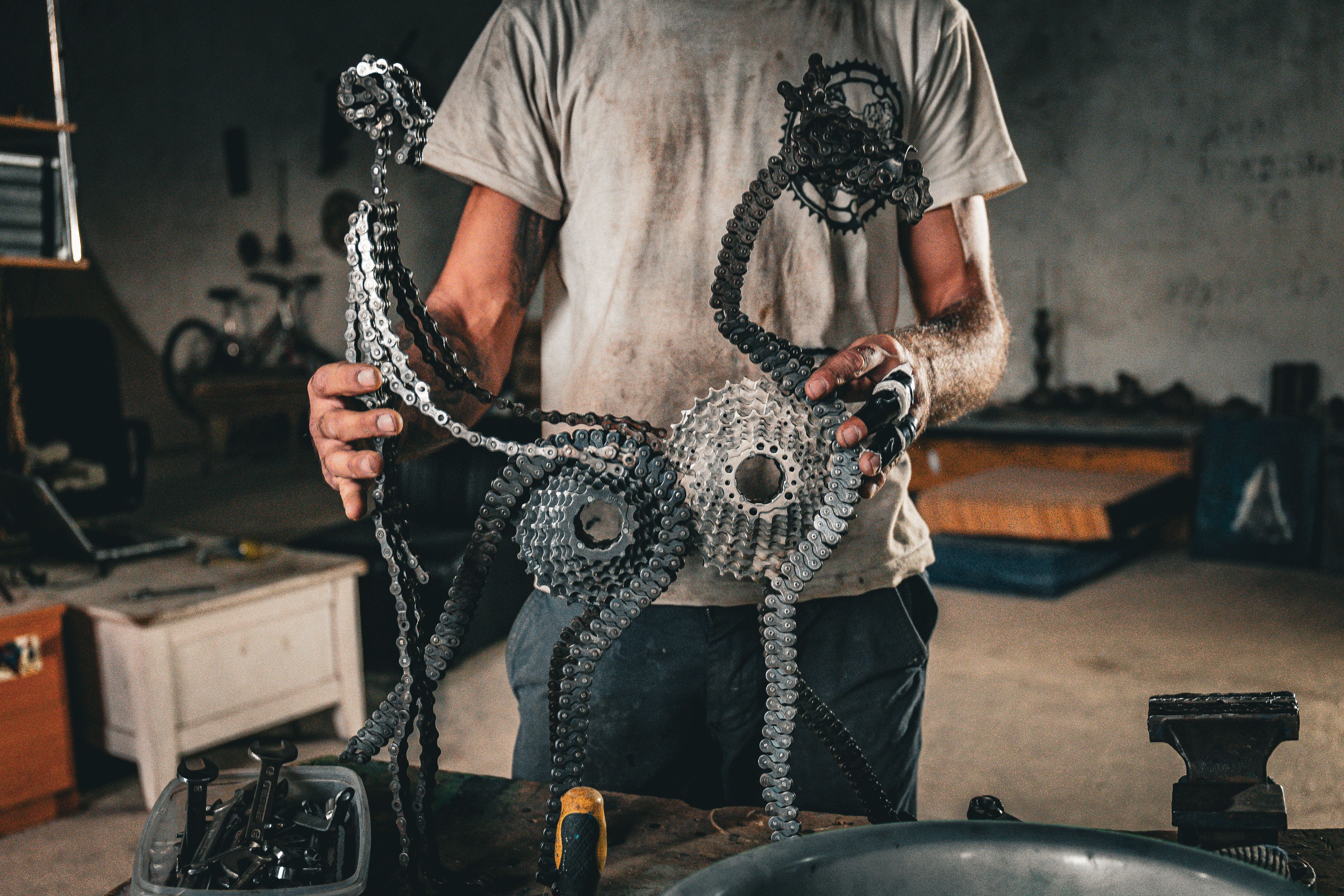 Una de las esculturas de Andrés en su taller en calle muro. JUAN CARLOS TORO