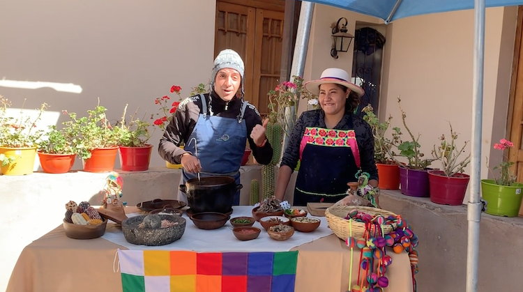 José María, preparando un plato con una cocinera argentina. 
