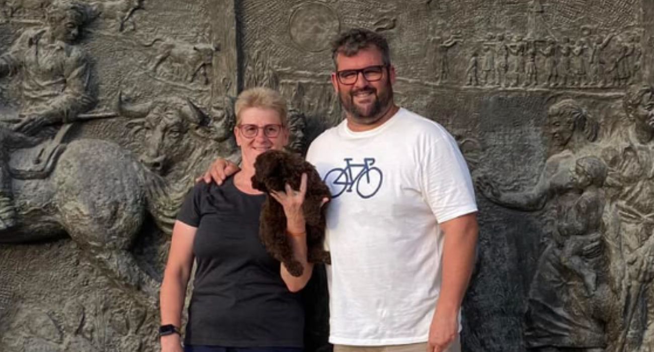 Hoover, junto a sus criadores.