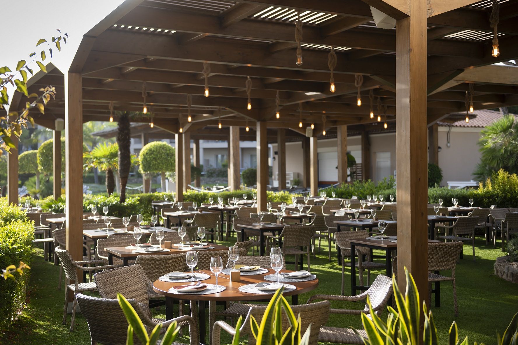 El hotel cuenta con una bonita terraza para degustar los quince platos de atún rojo.