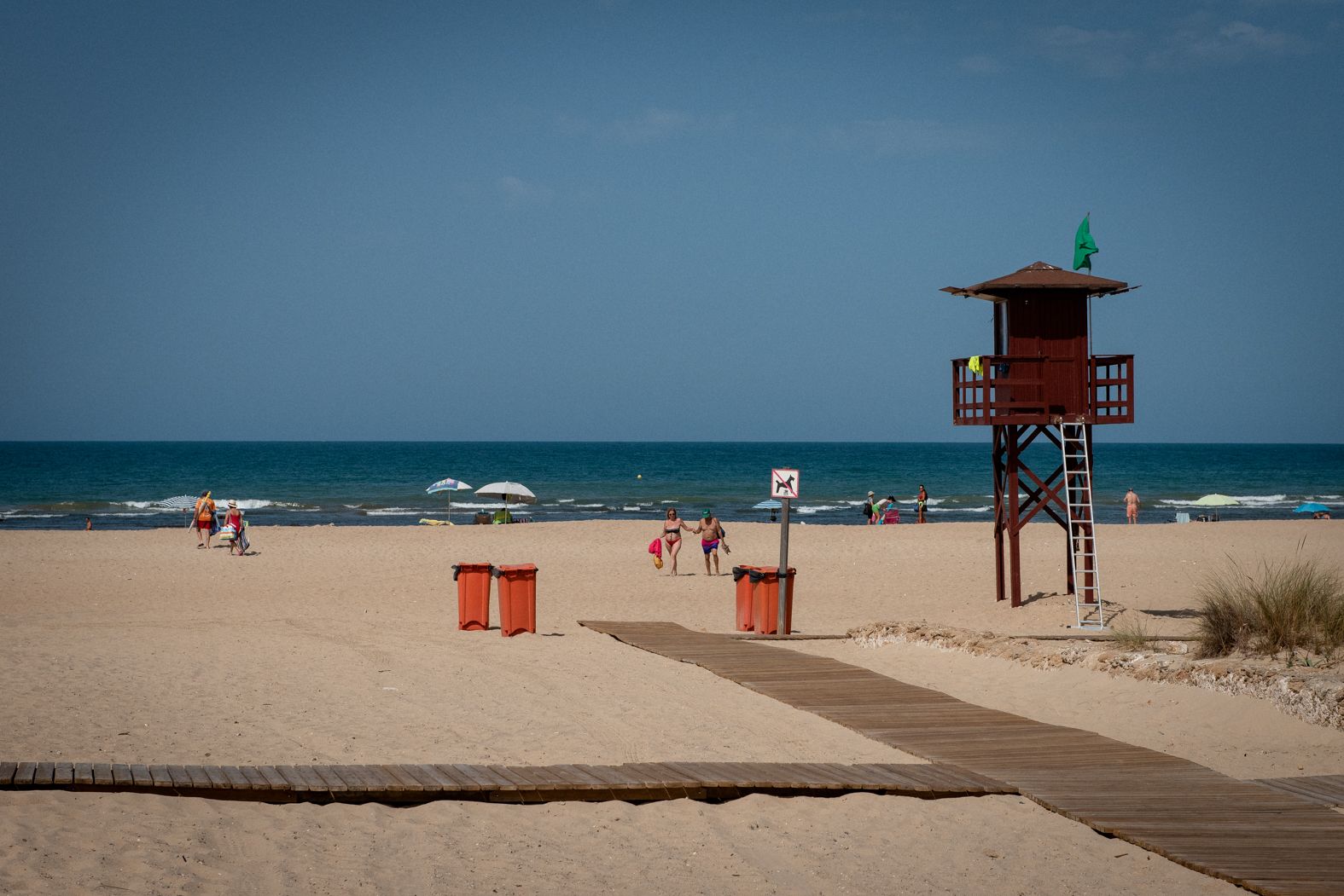 Torre de vigilancia en la playa de Cortadura, en la ciudad de Cádiz.