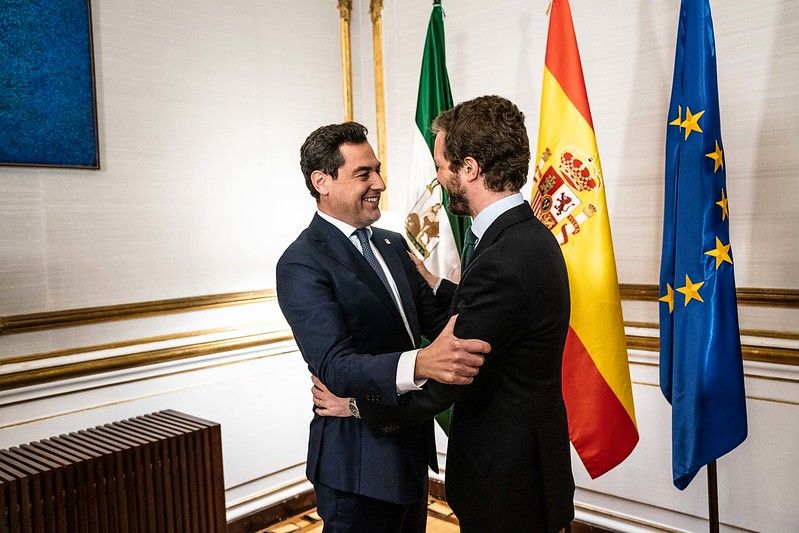 El presidente de la Junta, Juan Manuel Moreno, y el del PP, Pablo Casado, tras una reunión.