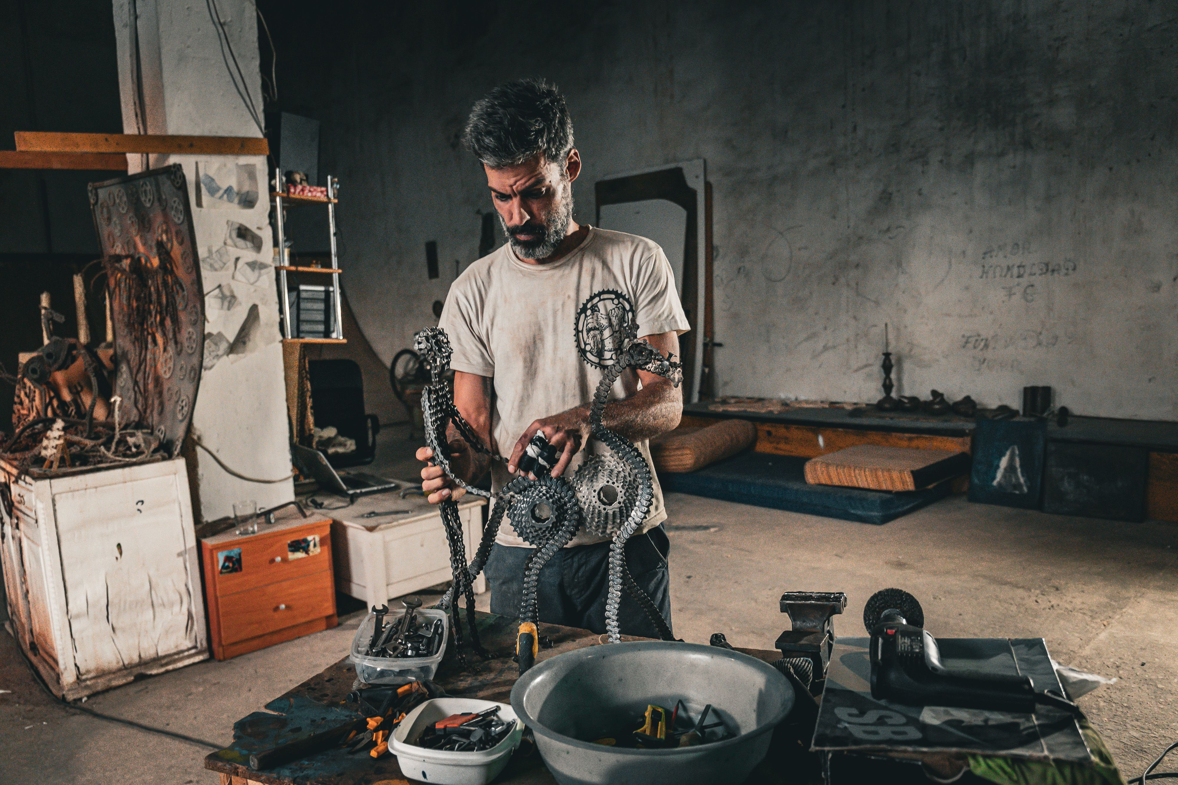 Memba en pleno proceso de creación de una pieza.    JUAN CARLOS TORO 