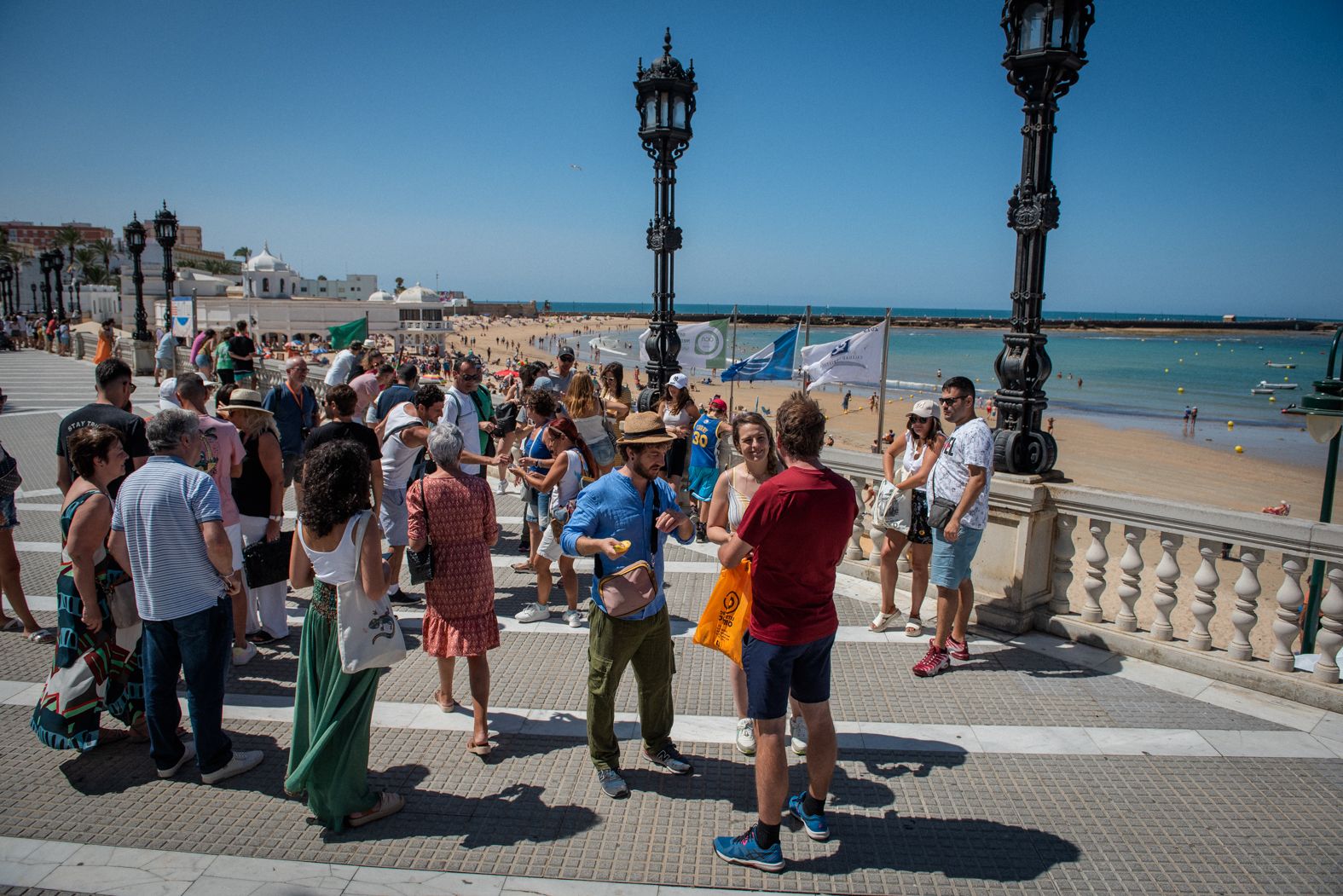 Turistas en la playa de la Caleta de Cádiz.
