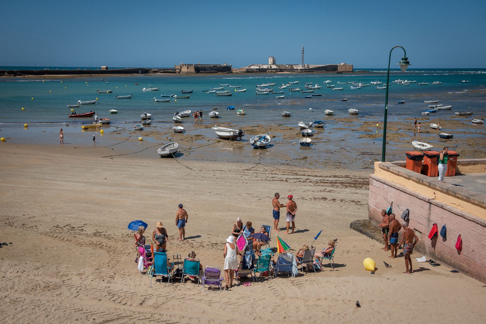 Vista de La Caleta desde la terraza, con el Castillo de San Sebastián al fondo.   MAURI BUHIGAS