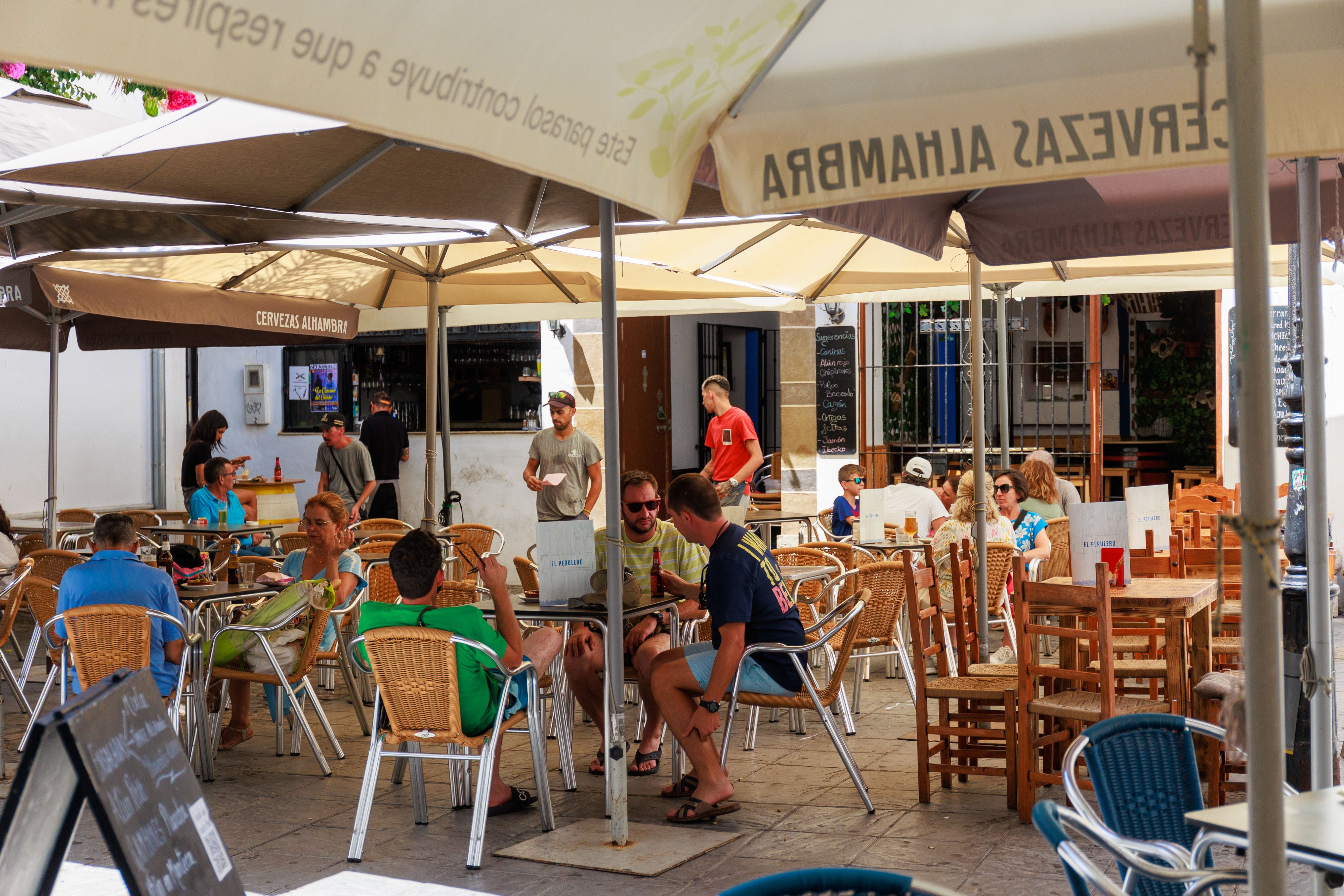 Plaza llena de bares y terrazas en el casco antiguo de Tarifa este mes de julio.   JUAN CARLOS TORO