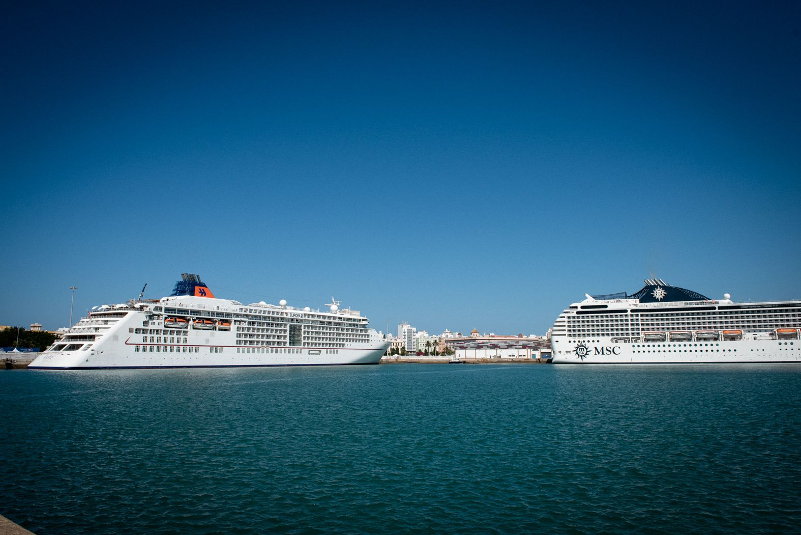 Dos de los mayores cruceros llegados a Cádiz en 2023, durante la jornada en la que coincidieron en los muelles.
