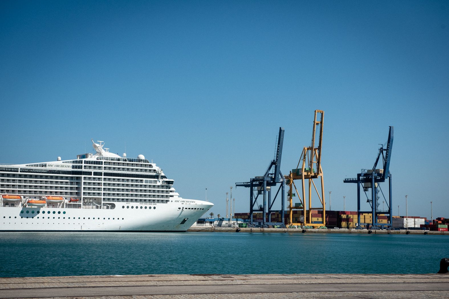 Un crucero, junto a los Astilleros de Cádiz.