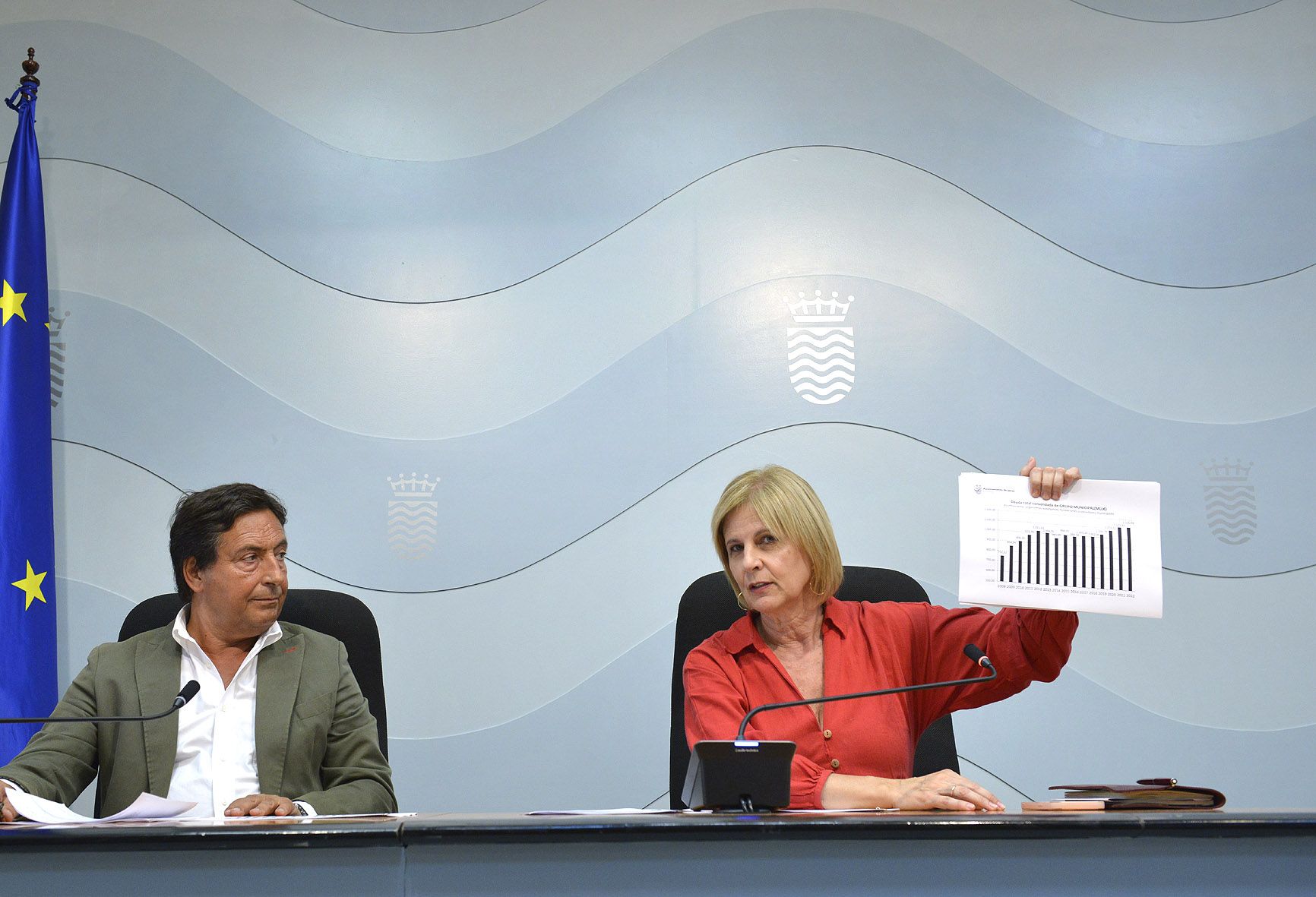 La alcaldesa de Jerez María José García-Pelayo muestra la deuda municipal tras los datos del Airef.