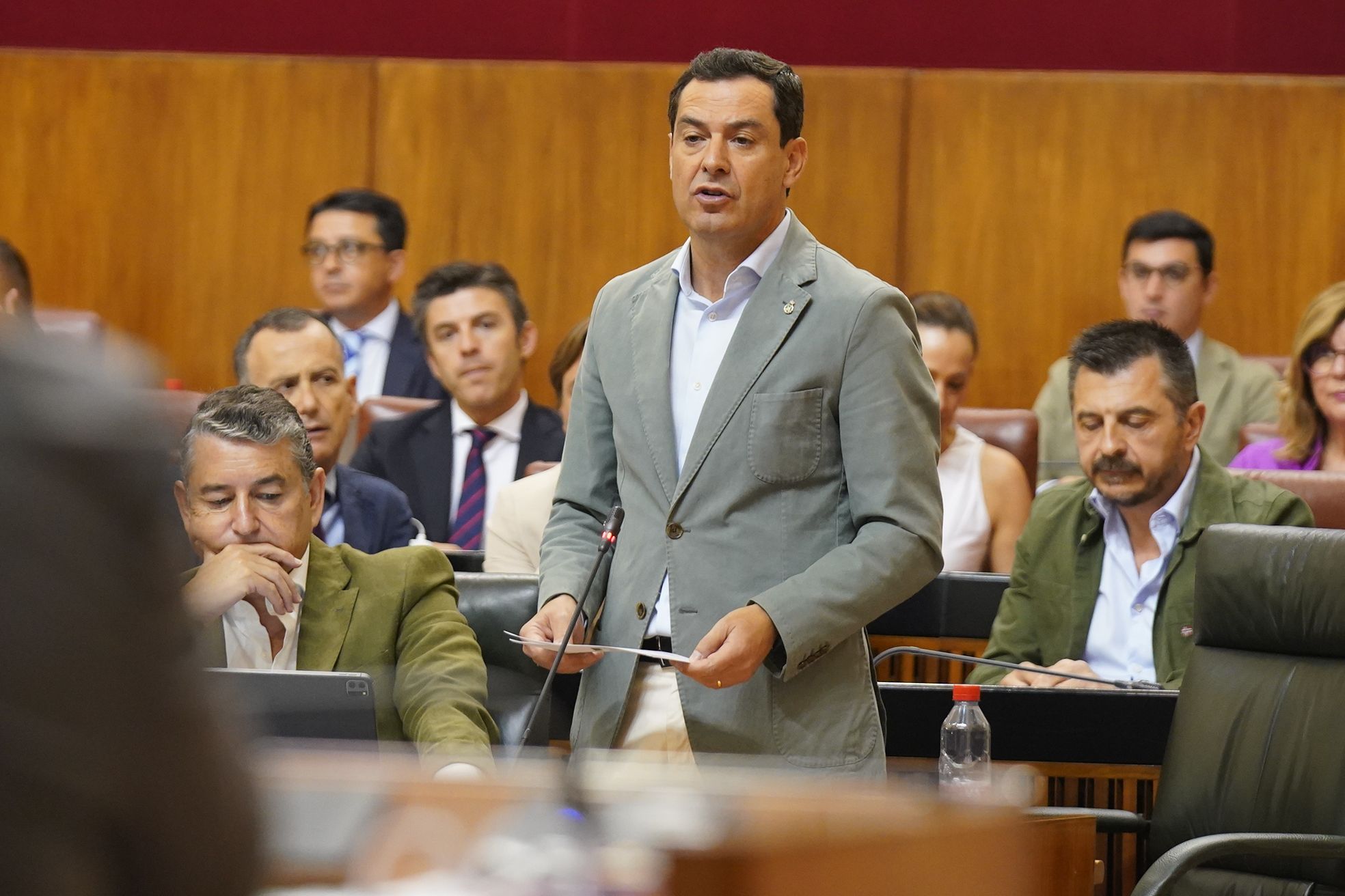 Juanma Moreno, presidente de la Junta, en la sesión de control.