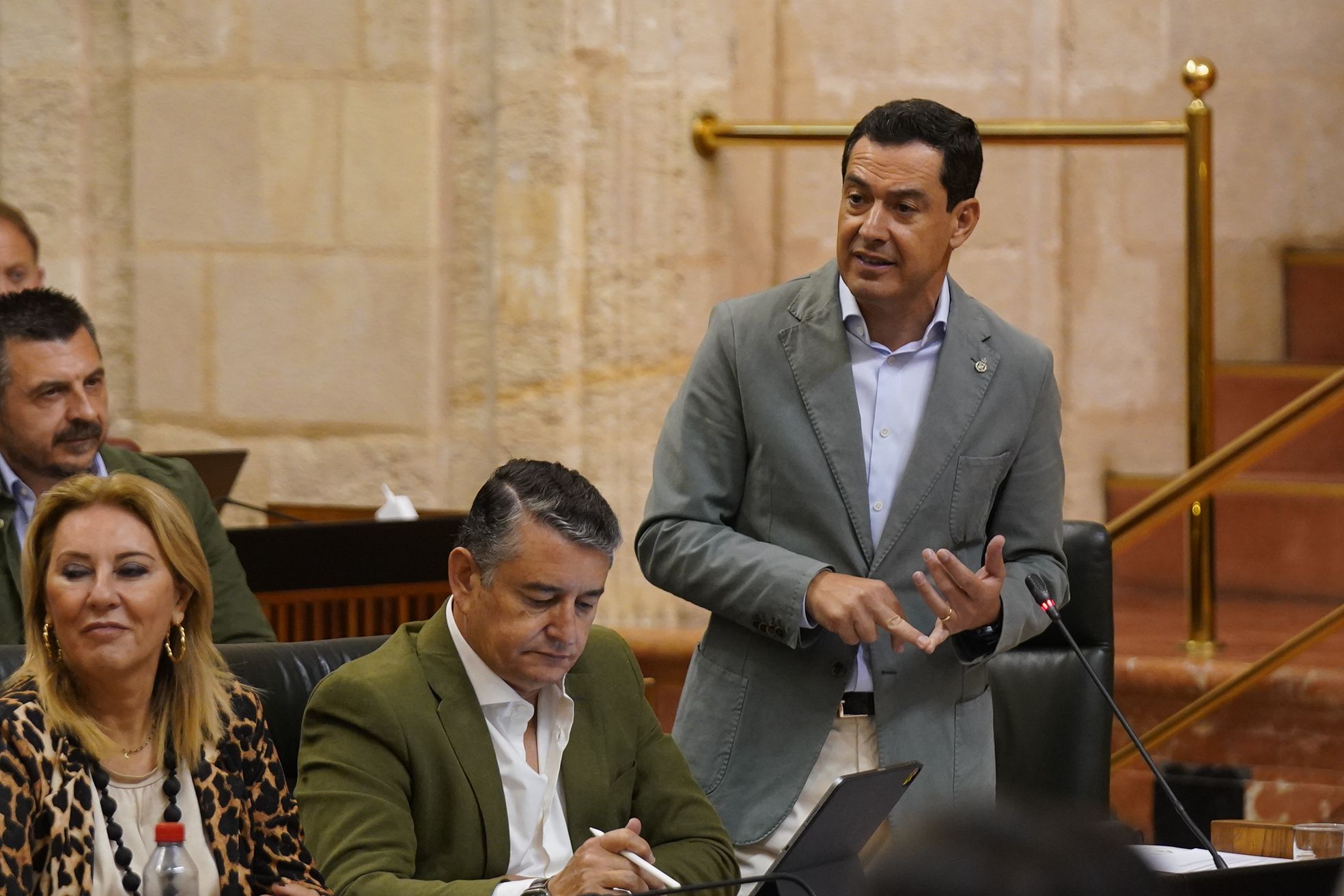 Juanma Moreno en la sesión de control.