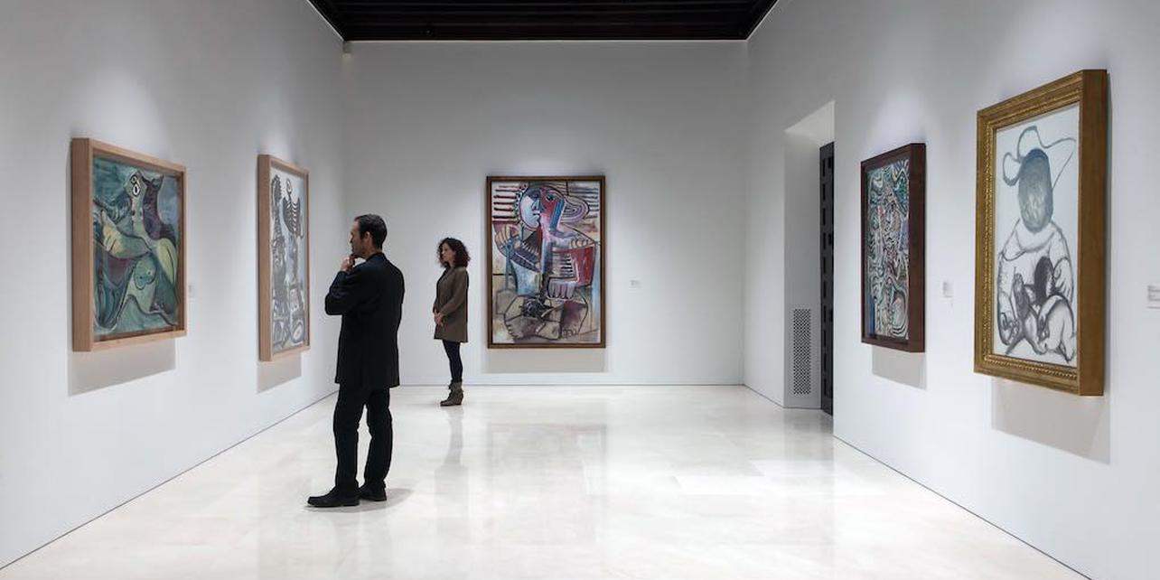 Dos visitantes en el Museo Picasso de Málaga.