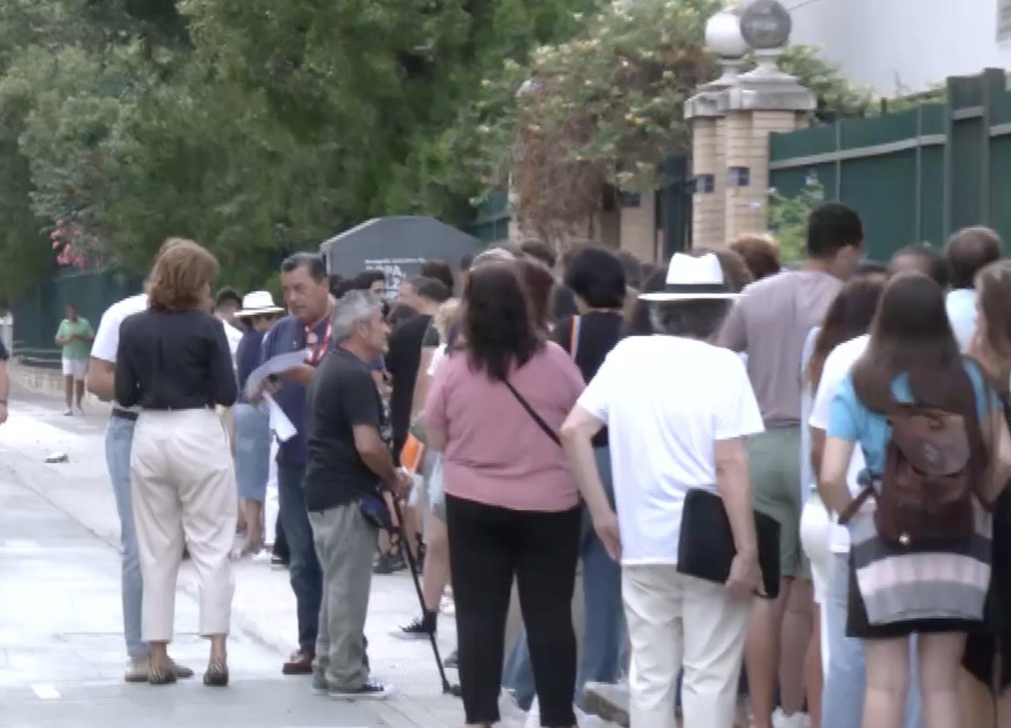 Personas haciendo cola para participar en el casting de la serie.