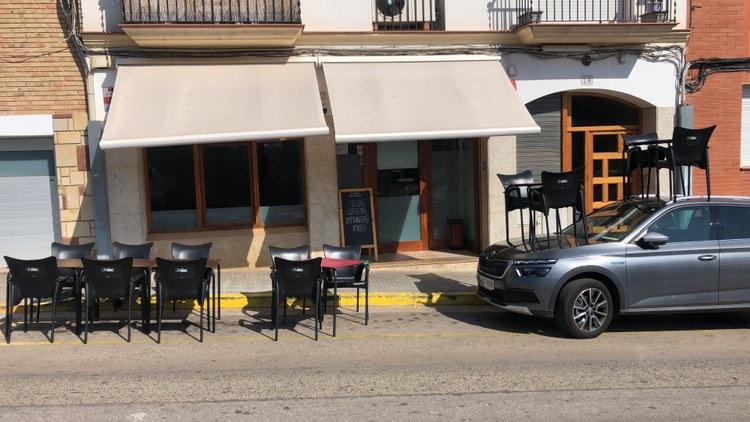 Un bar ha montado dos mesas de su terraza en lo alto de un coche.
