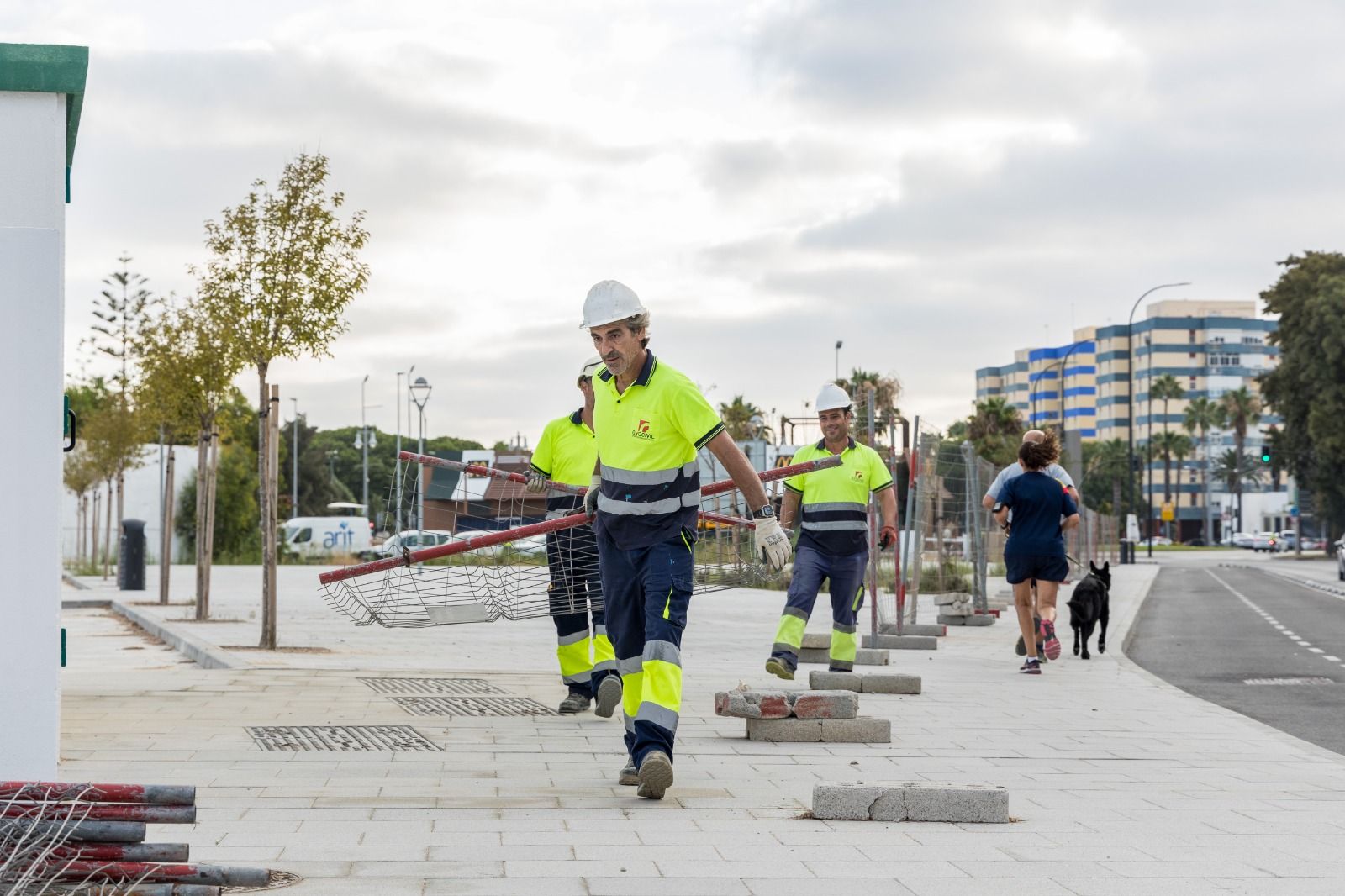 Varios operarios, durante los últimos trabajos en la en parque Janer, en San Fernando.