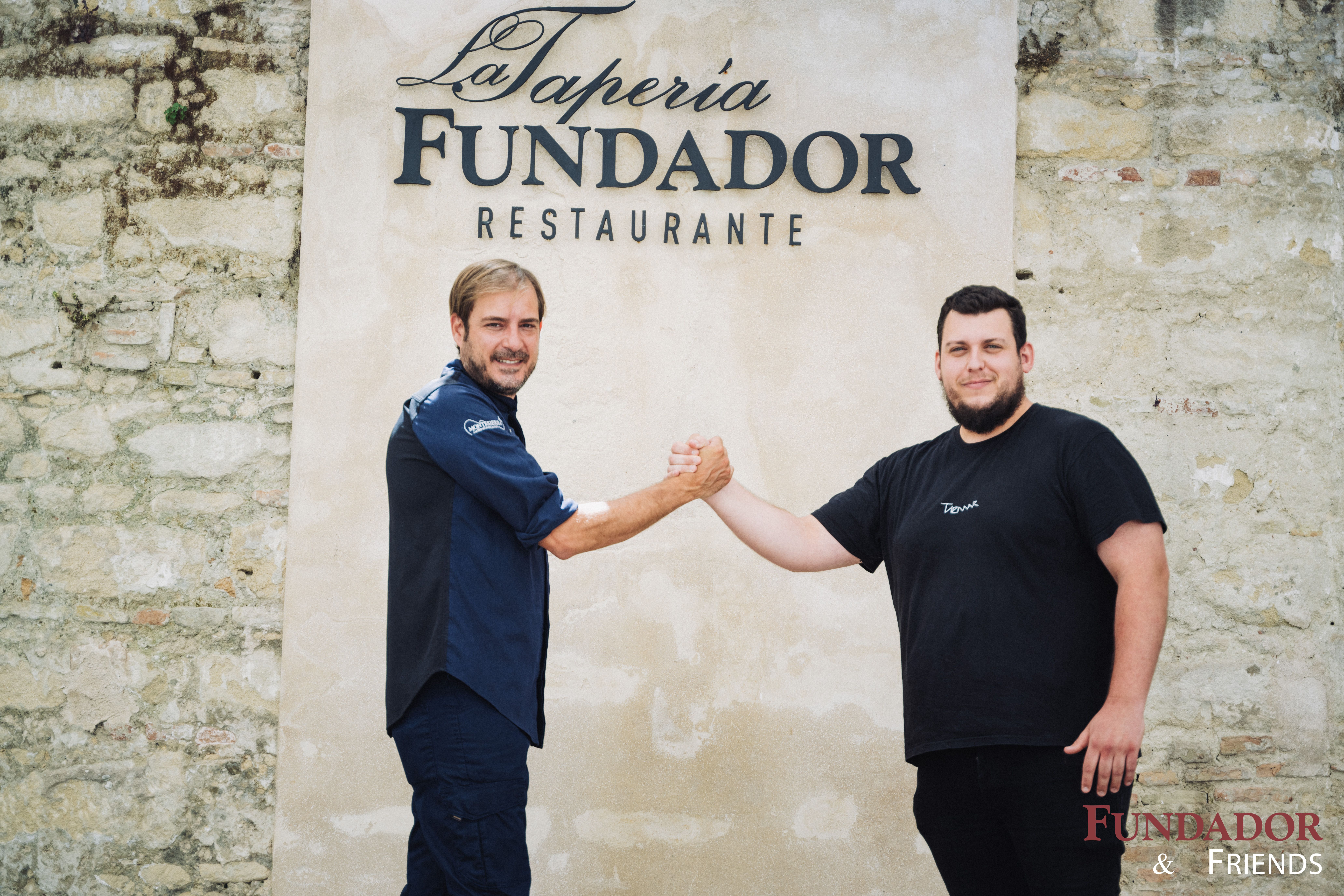 Javier Muñoz e Isidro López posando en La Tapería. 