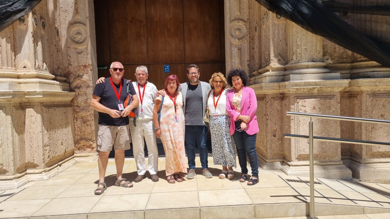 El portavoz de Adelante Andalucía junto vecinos Asunción ante el Parlamento Andaluz.