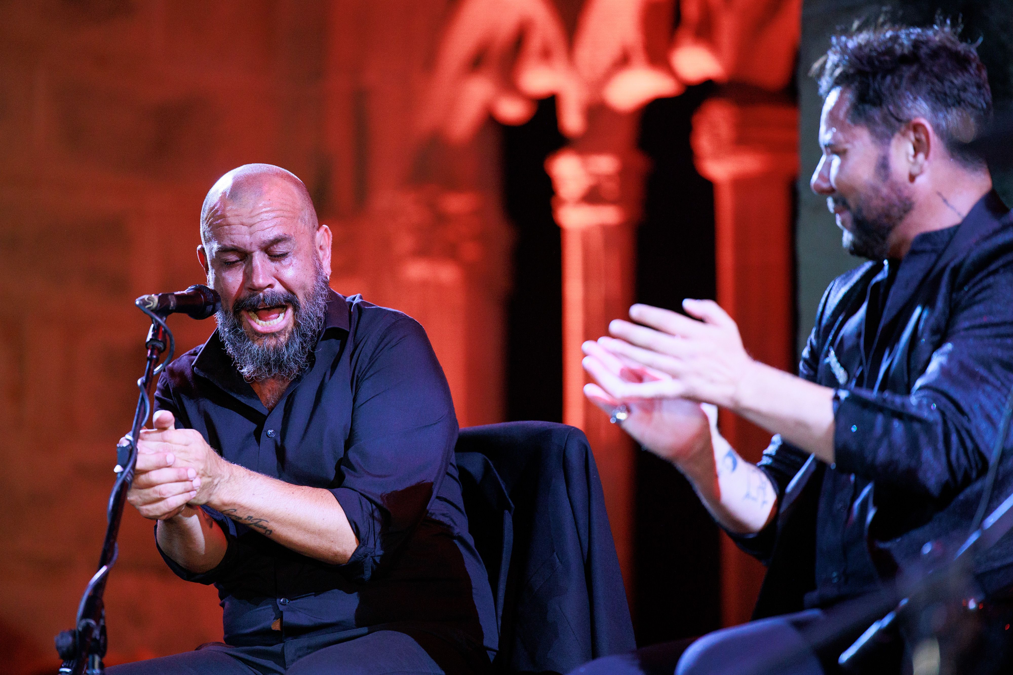 Miguel Poveda tampoco quiso perderse la oportunidad de estar todos los que conforman su equipo el pasado viernes en Los Claustros de Santo Domingo