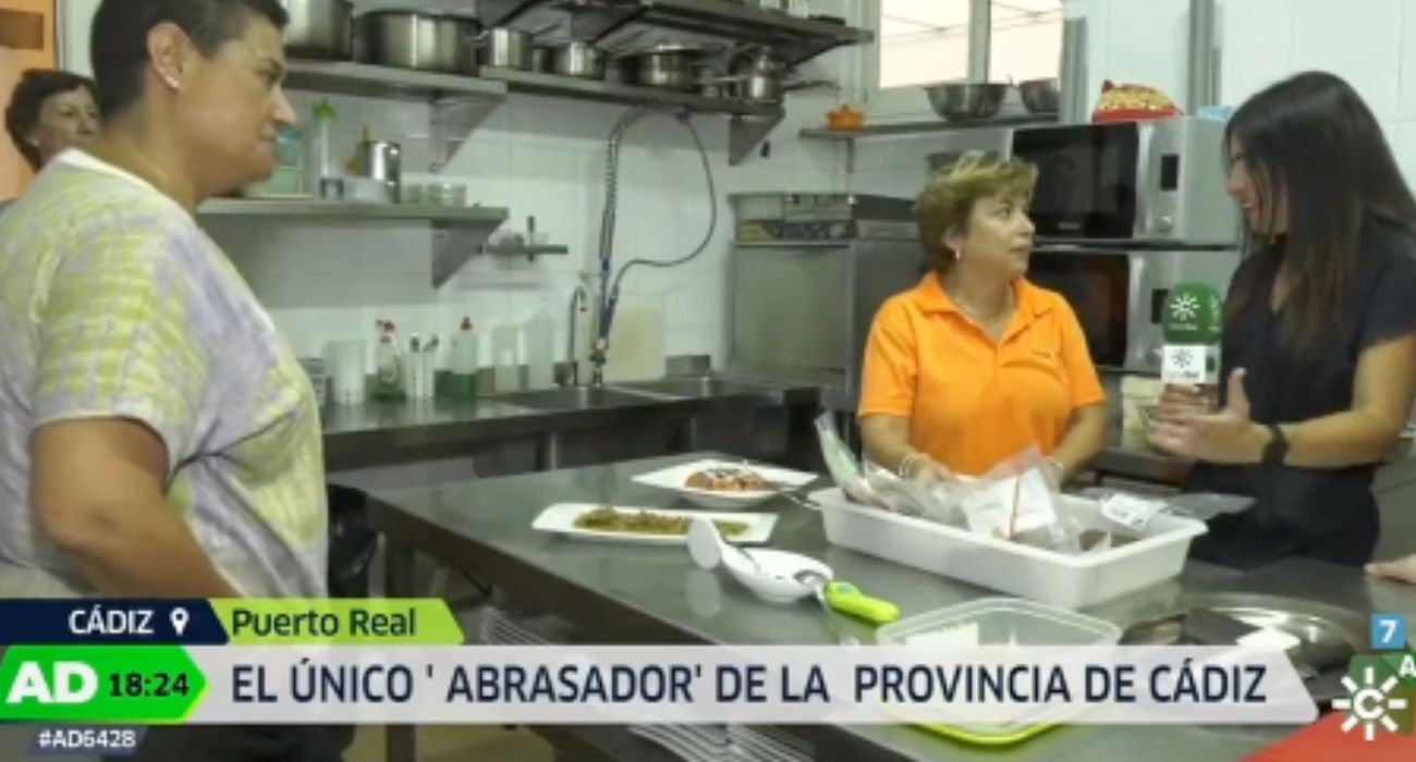Mónica, la dueña del restaurante, y una de las trabajadoras, junto a la compañera de 'Andalucía Directo'.