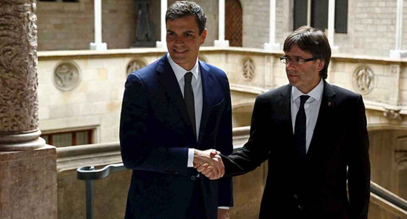 Pedro Sánchez y Carles Puigdemont, líder de Junts y fuera de España, en una imagen de archivo.