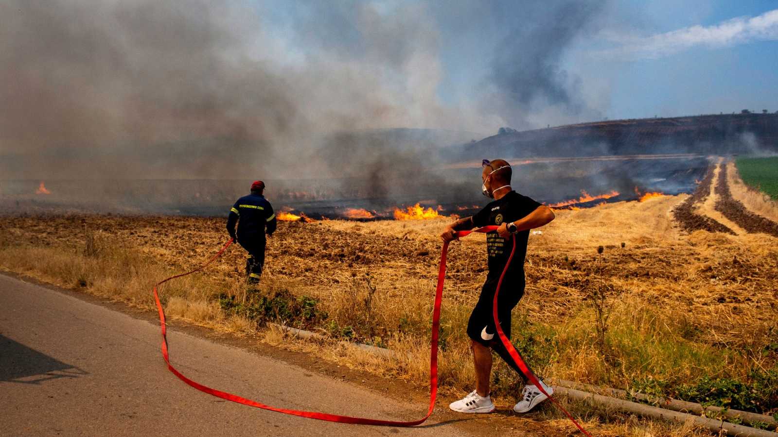 Uno de los incendios que están asolando Italia y Grecia.   RTVE