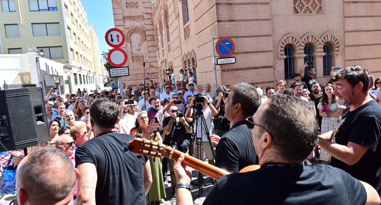 La chirigota del Sheriff, cantando en los aledaños del Falla en homenaje a María la Hierbabuena, una aficionada inmortal del Carnaval.