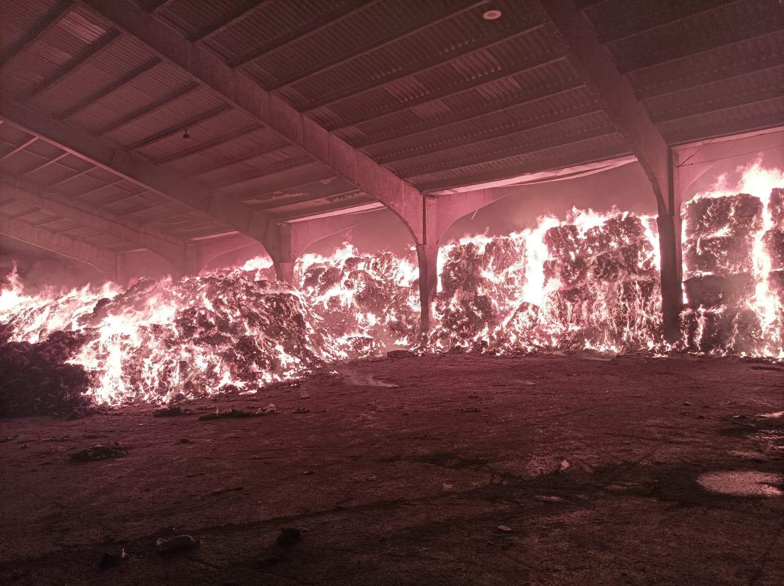 Una de las imágenes del incendio en el vertedero de Los Barrios.