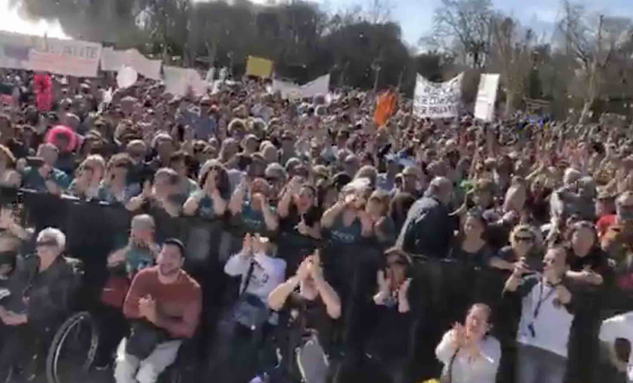 Concentración masiva al final de la marcha, este domingo en Sevilla. VÍDEO: SPIRIMAN