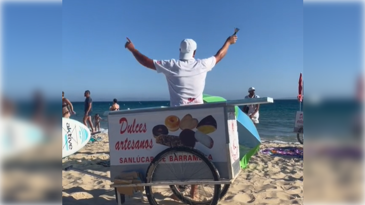 Dos vendedores de dulces cantan en la playa de Bolonia. TIKTOK