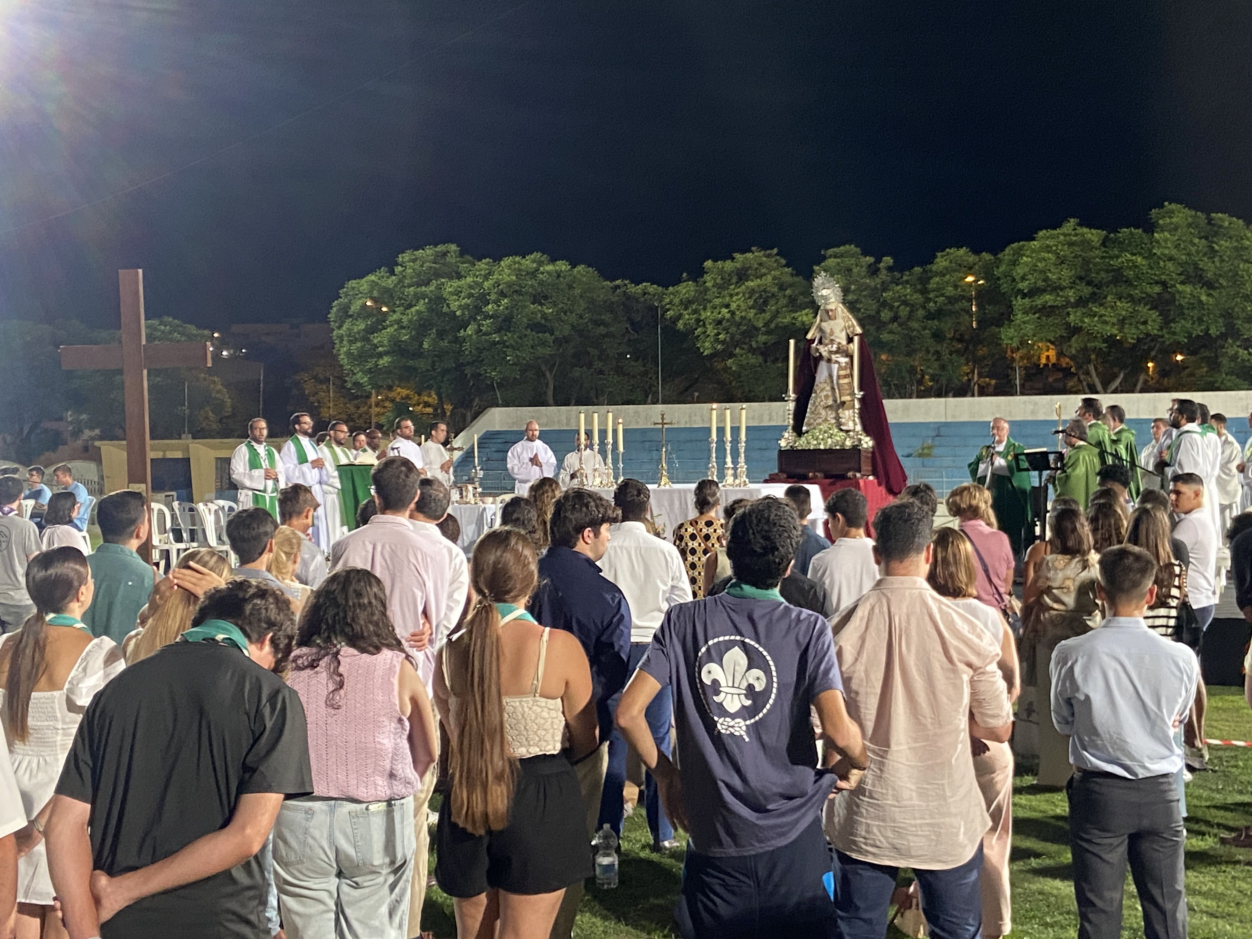 Jóvenes en el acto del campo de la  Juventud con la imagen de la Virgen Reina de los Cielos.