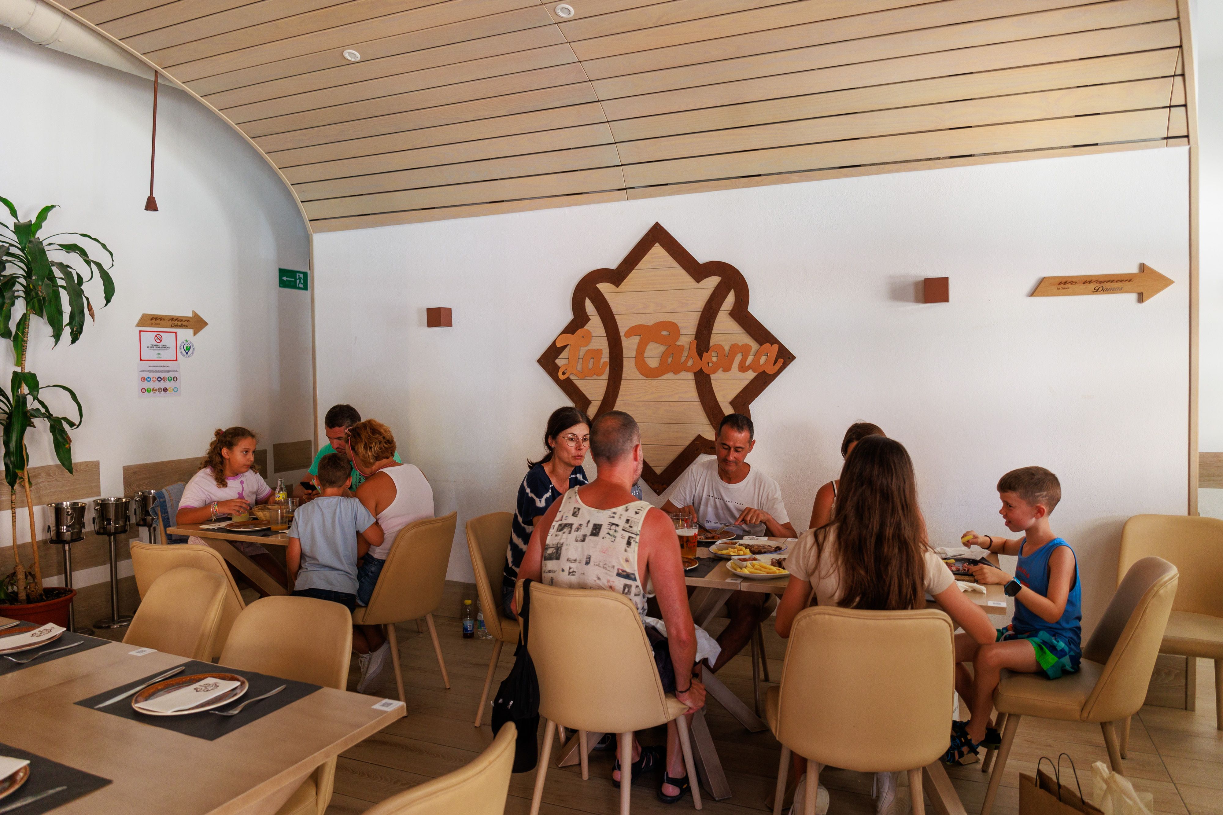 Salón de La Casona, restaurante ubicado en el entorno del puerto de Tarifa.   JUAN CARLOS TORO