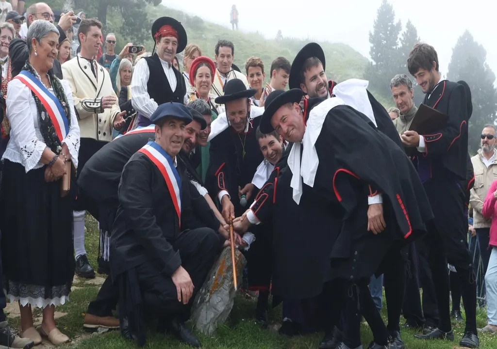 Los alcaldes de Roncal y Beretous en la ceremonia del Tratado por el que intercambian vacas.