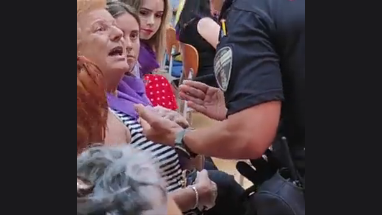 La mediación de otras vecinas del pueblo impide que echen por la fuerza a una señora que acudió en defensa de la moción socialista.