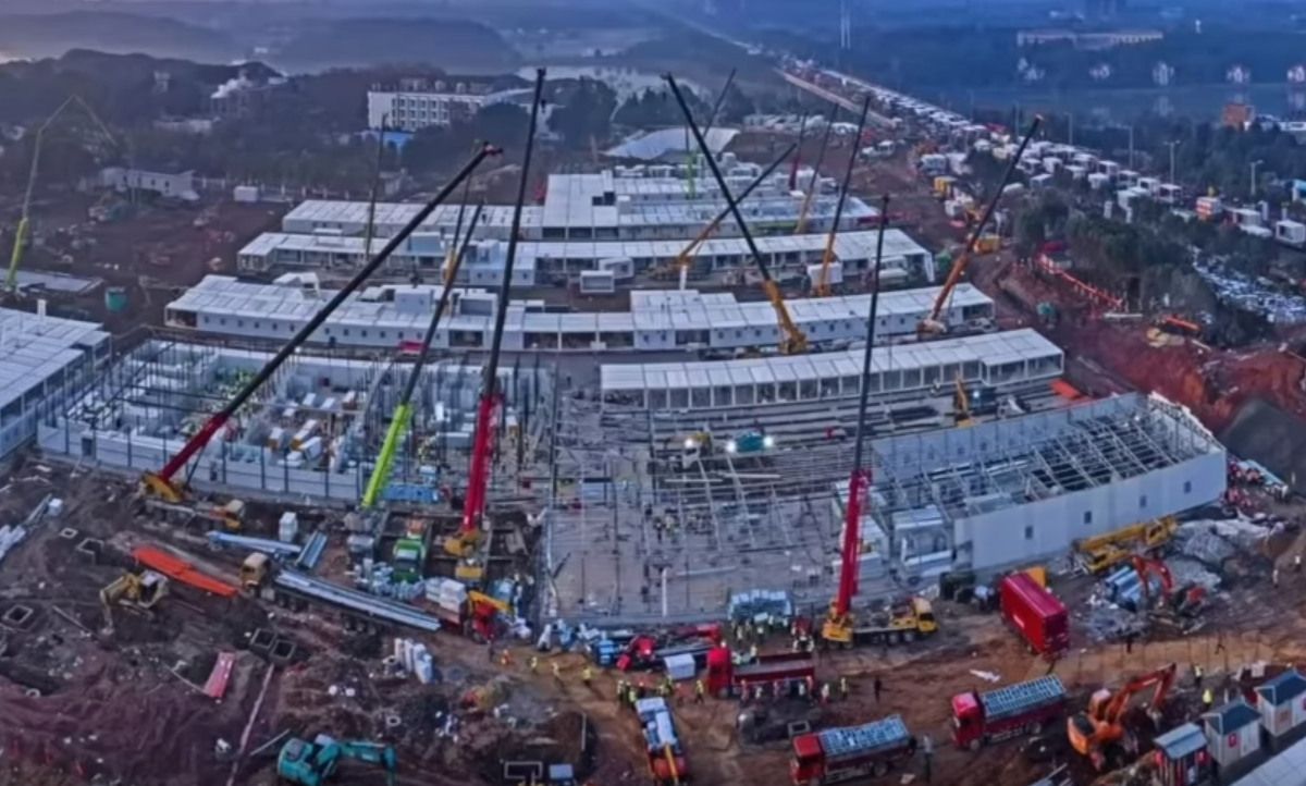 Un momento de la construcción del nuevo hospital en Wuhan.