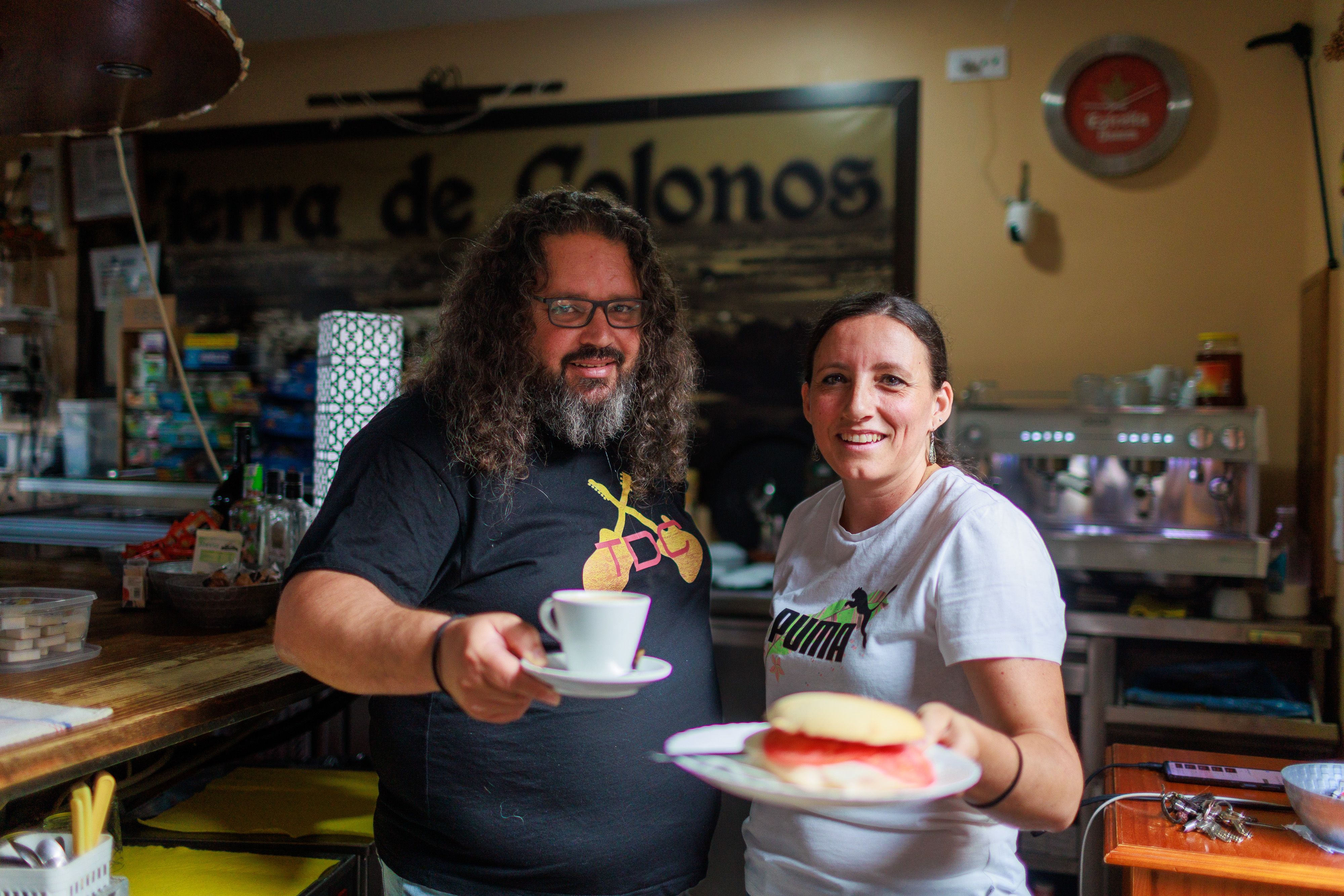 Juan Antonio Gordillo y Manoli Chacón posan con un café y un mollete clásico de Tierra de Colonos.