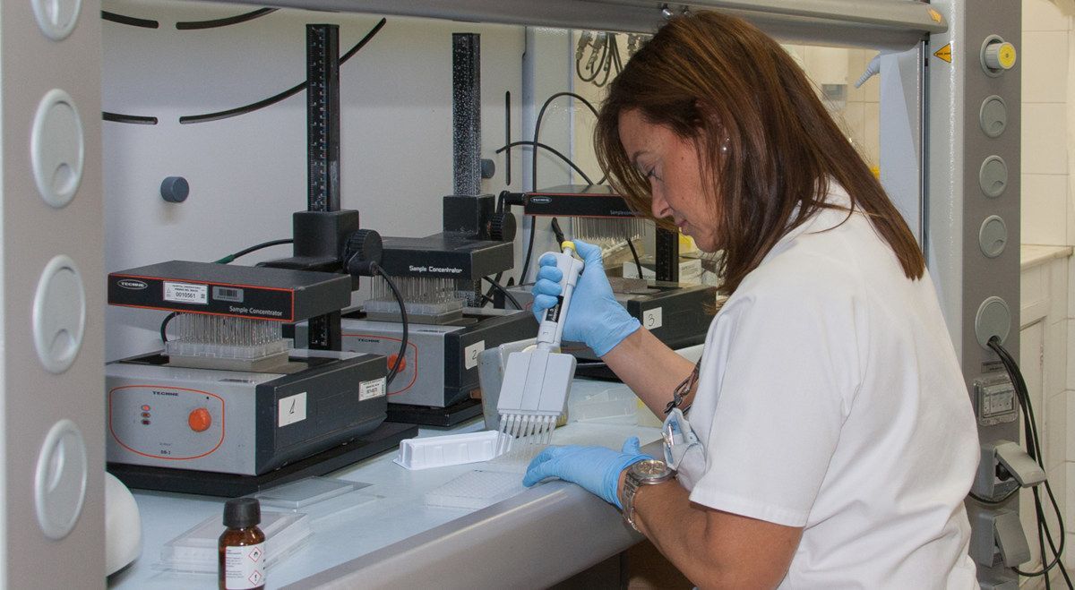 Una profesional trabaja en uno de los laboratorios del Virgen del Rocío, en una imagen retrospectiva. FOTO: SAS