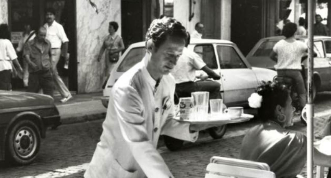 Juanito, camarero del bar La Venencia, en una imagen de hace décadas.