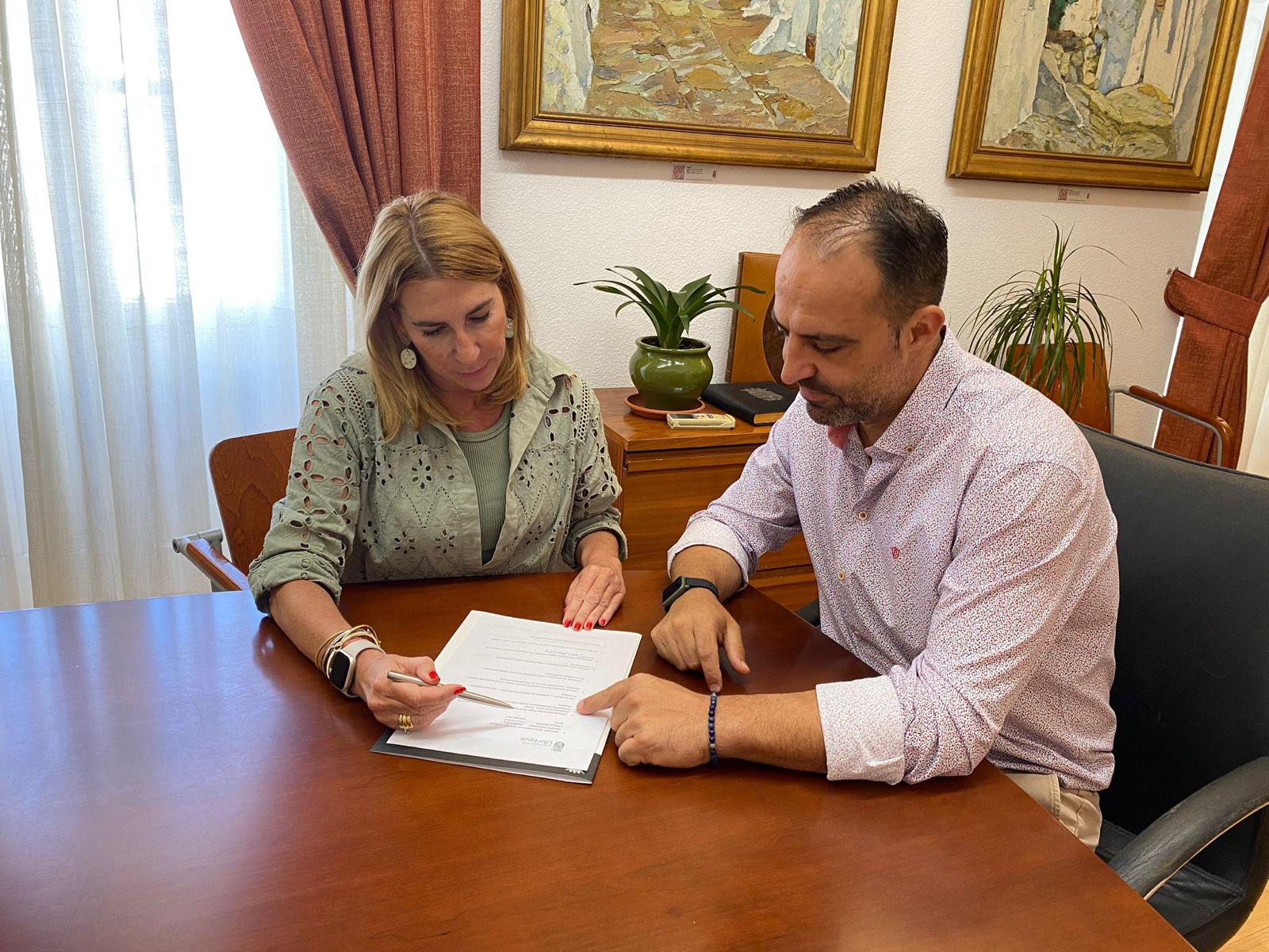 Inmaculada Olivero, delegada territorial de Industria de la Junta de Andalucía, con el alcalde de Ubrique Mario Casillas