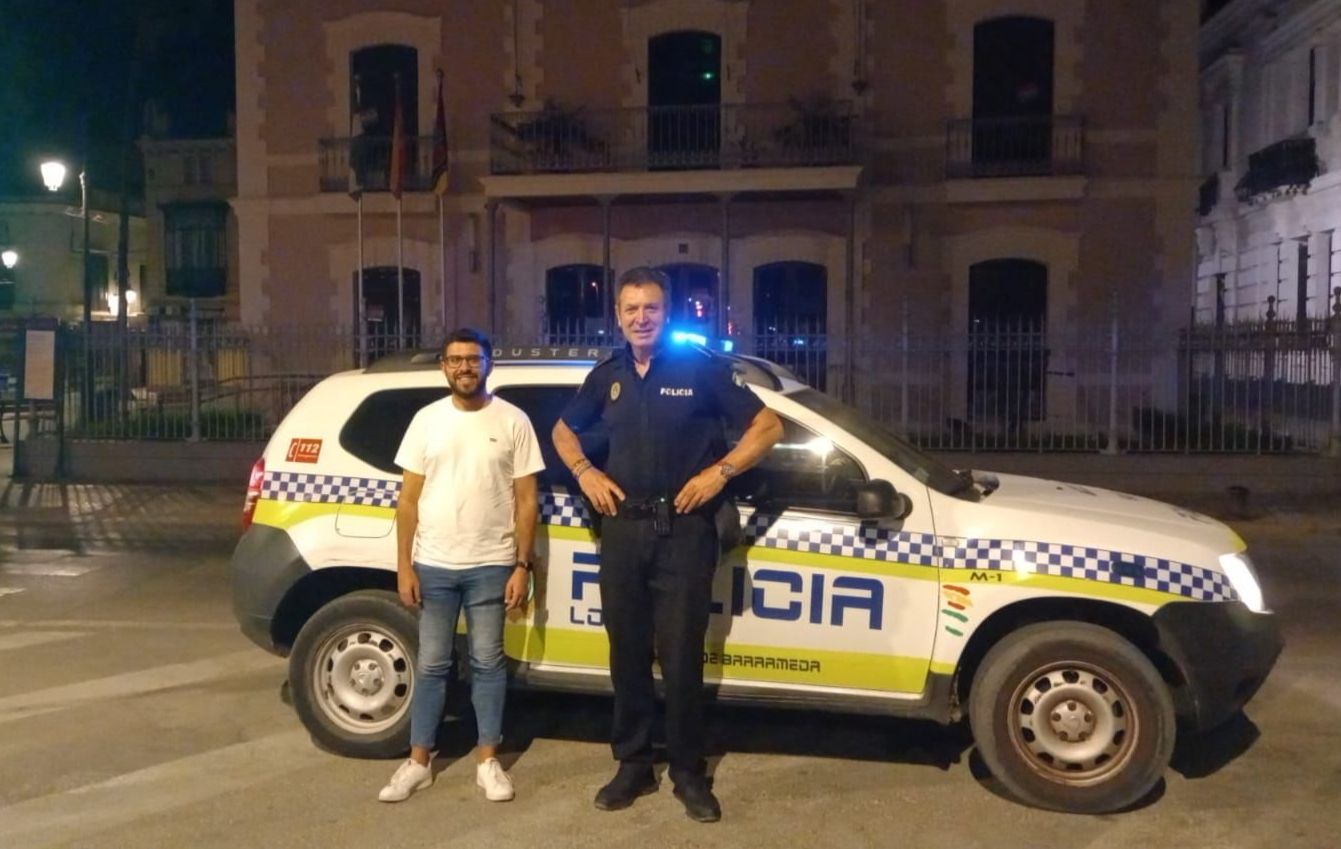 El delegado de Seguridad Ciudadana de Sanlúcar junto a la Policía Local.