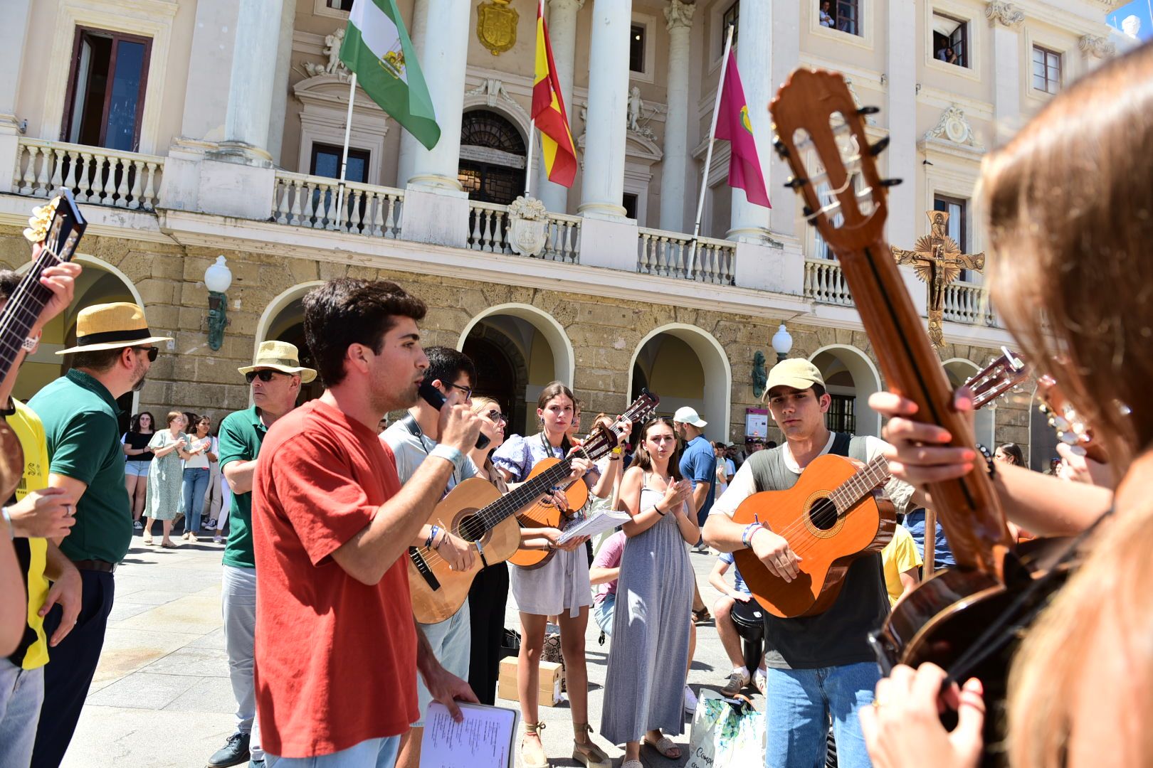 Un momento del baile ante el Ayuntamiento de Cádiz.