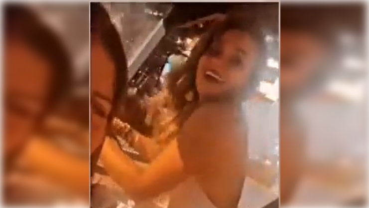 La alcaldesa del PP con un vehículo de obra. 