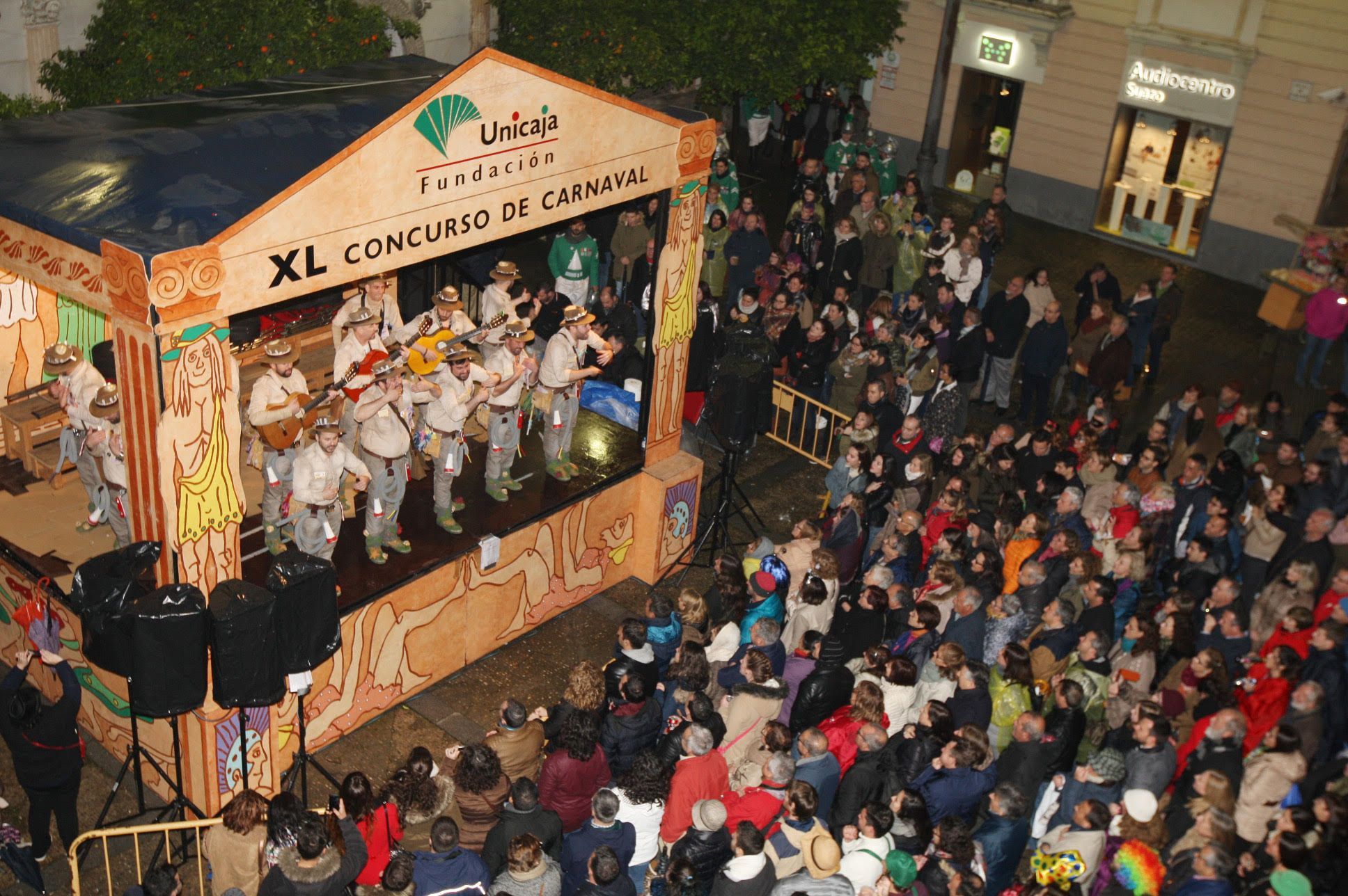 Un tablao instalado en la plaza San Agustín de Cádiz. FOTO: OCDIGITAL